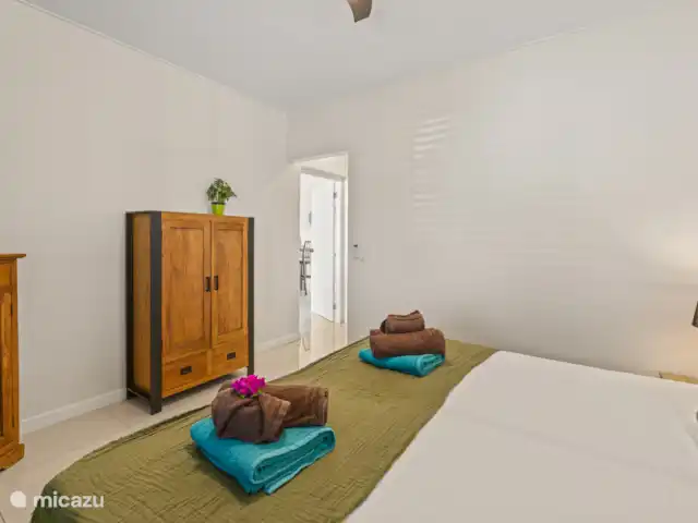 Villa Troupial | Curaçao, Banda Ariba (est), Jan Thiel - maison de vacances Rêvez dans ce lit spacieux et sentez-vous immédiatement comme si vous étiez en vacances