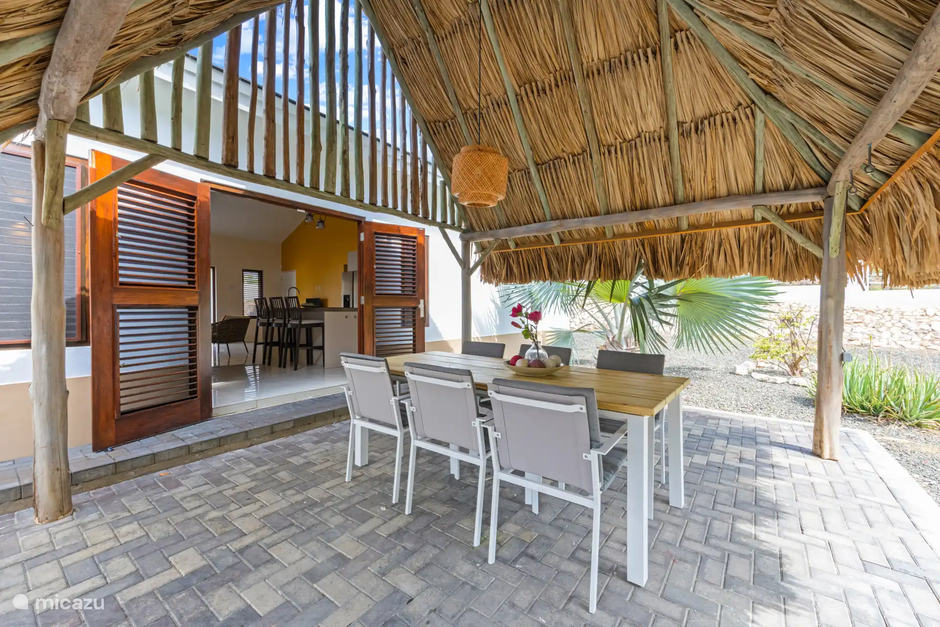 Vibraciones de palapa: una comida bajo la sombra, totalmente navideña