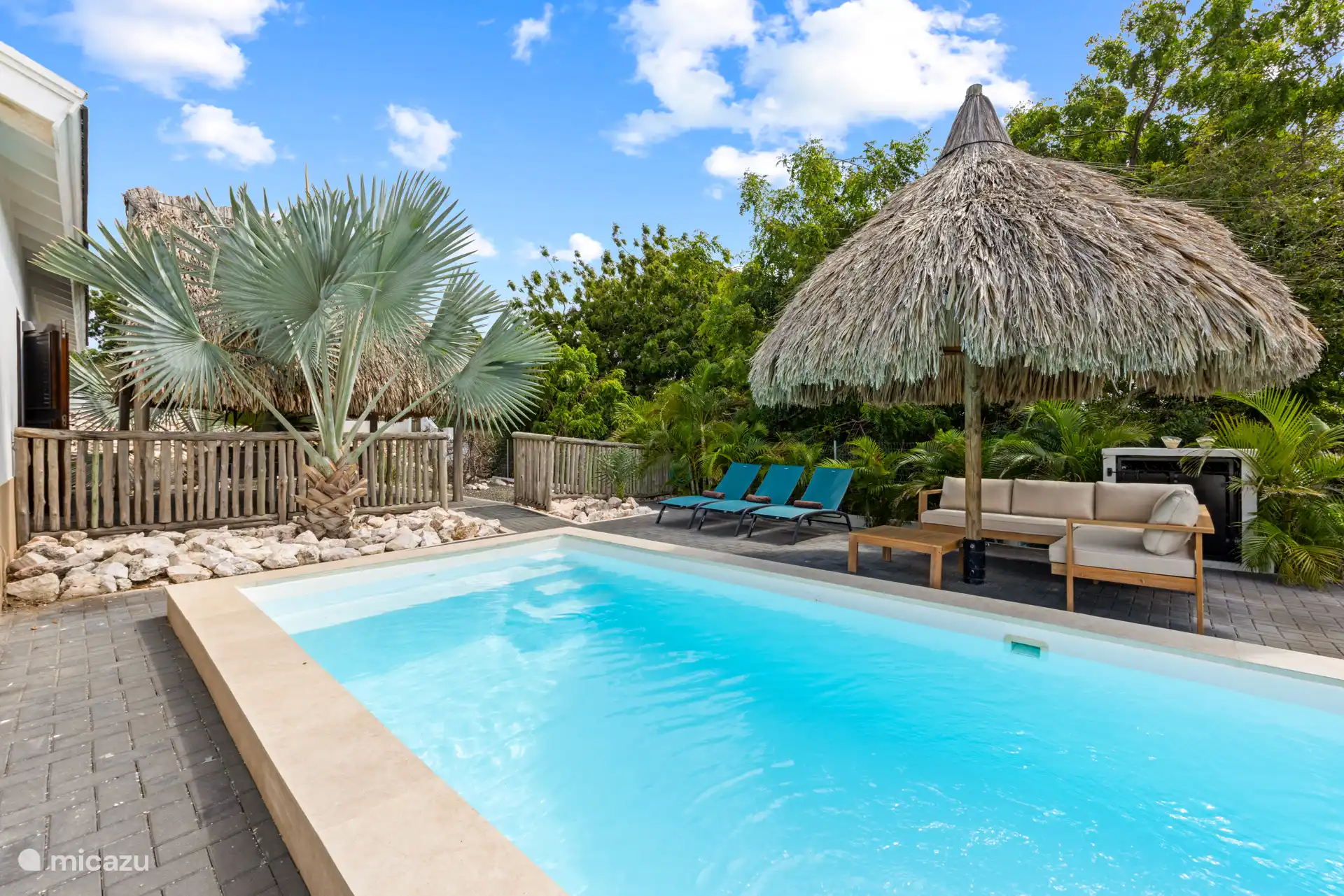 Sumérgete en tu piscina privada y luego relájate bajo la palapa