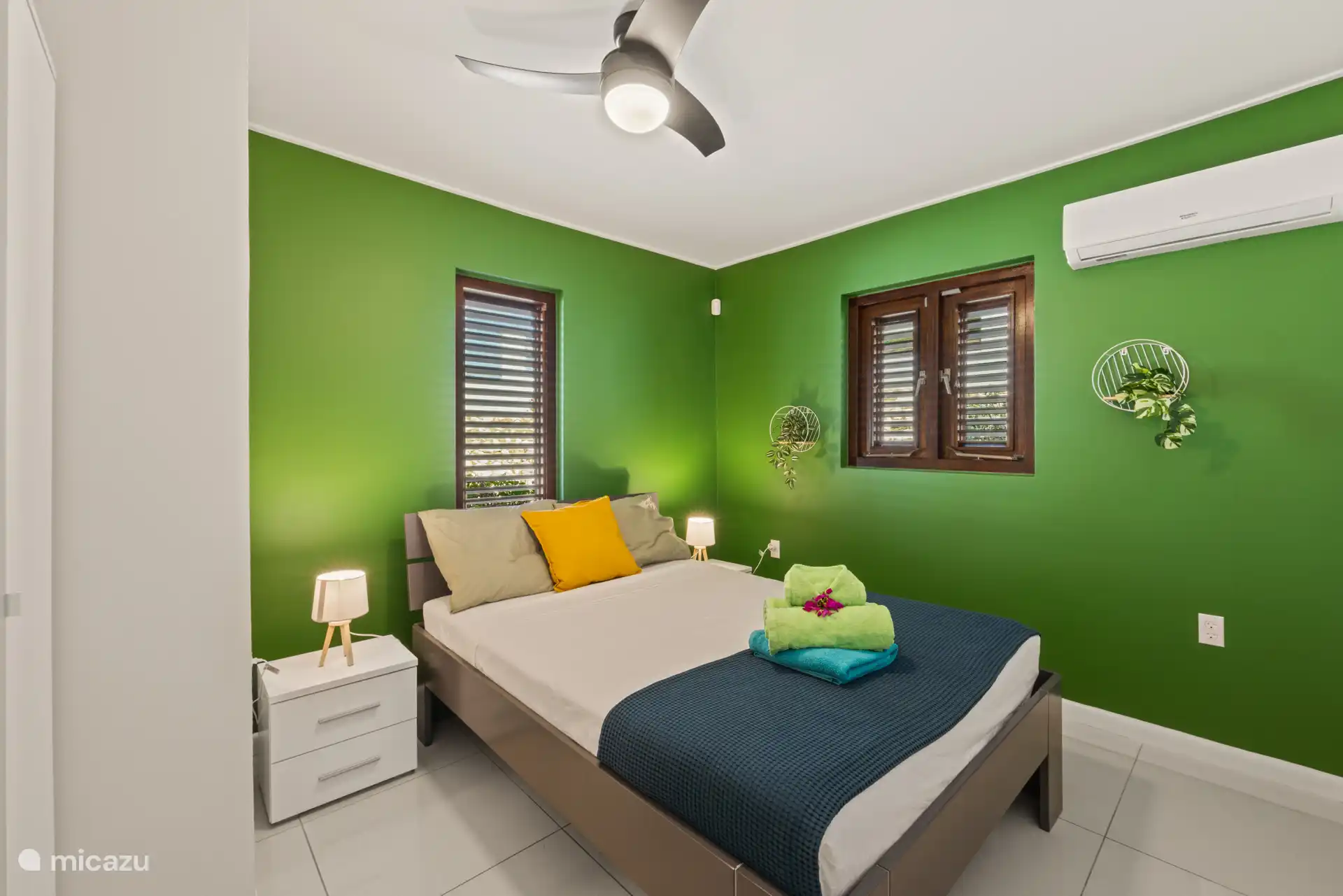 Acogedor y fresco: dormitorio con una relajante pared verde