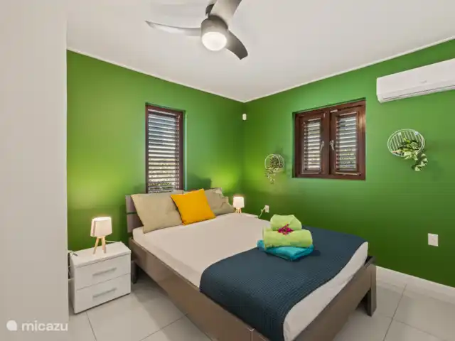Villa Troupial | Curaçao, Banda Ariba (est), Jan Thiel - maison de vacances Cosy et fraîche : chambre au mur végétal apaisant