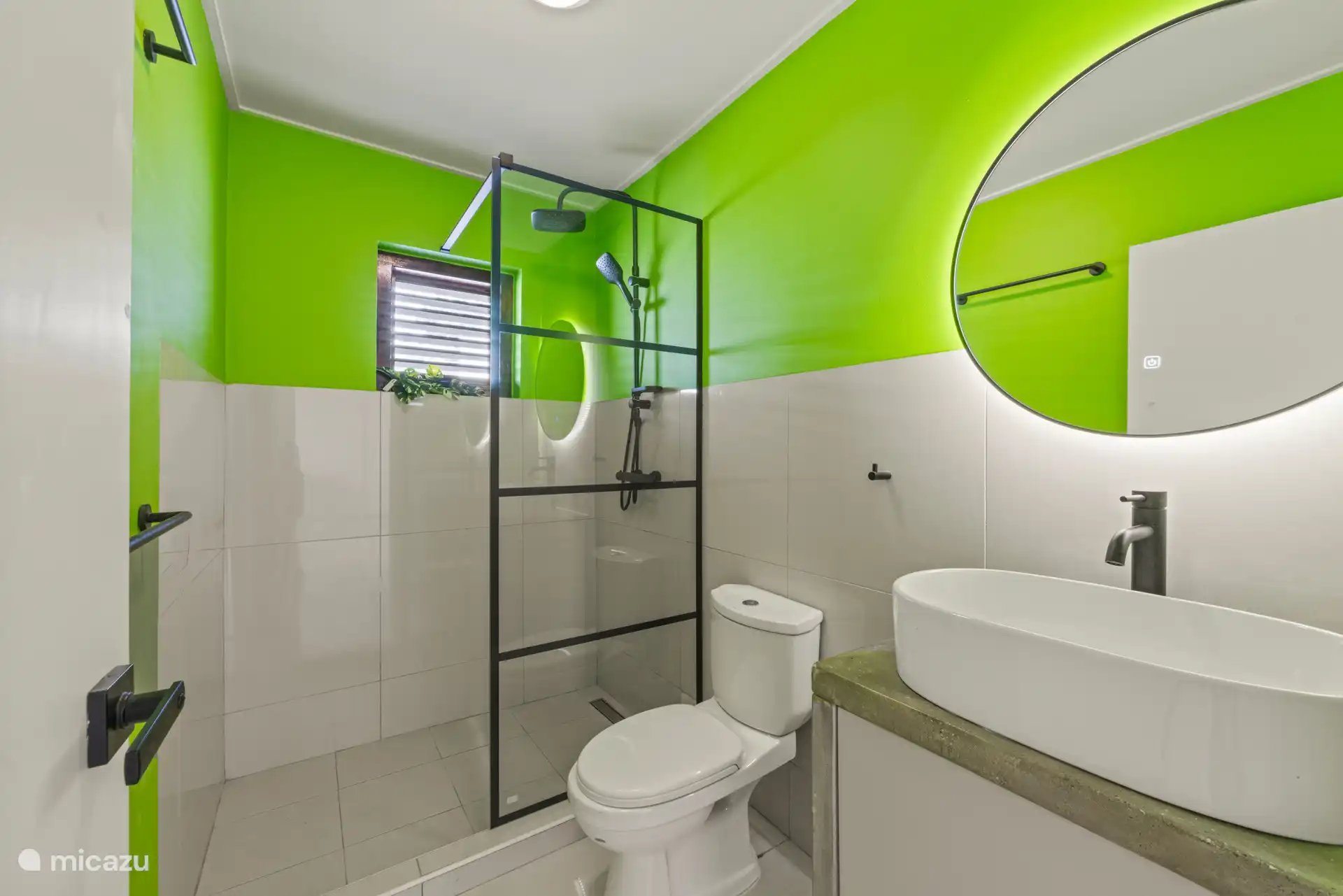 Fresco y práctico: todo lo que necesitas en un baño