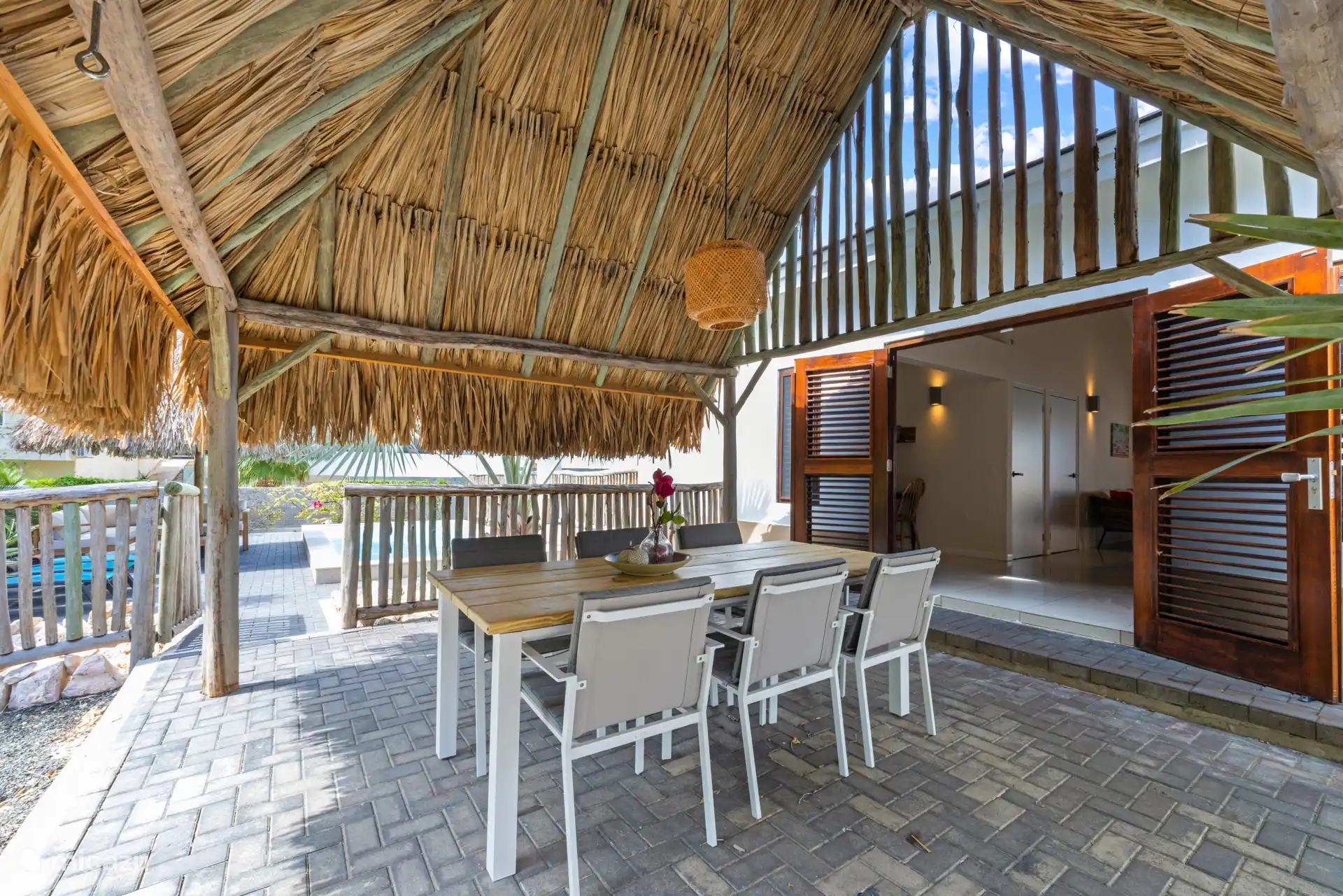 Cena tropical con vista a su piscina privada