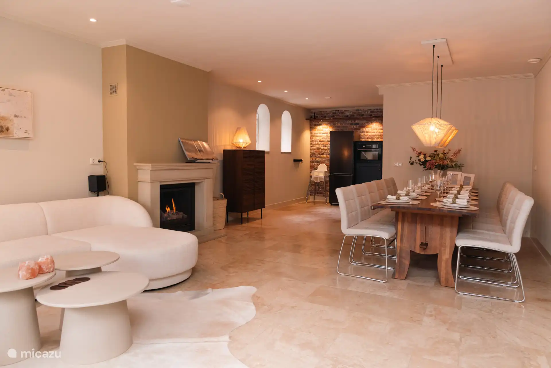 Wohnzimmer mit Heimkino, Küche und großem Esstisch. 