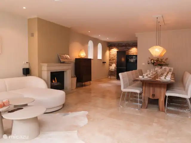Villa citadine 't Stadshuus  | Pays-Bas, Gueldre, Elburg - villa Salon avec home cinéma, cuisine et grande table de salle à manger.