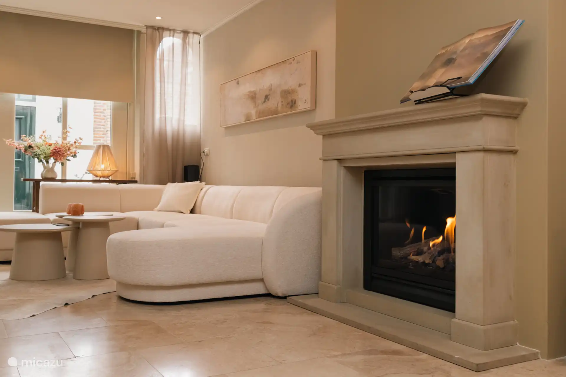 Heimkino, Kamin und ein schönes Lounge-Sofa. 