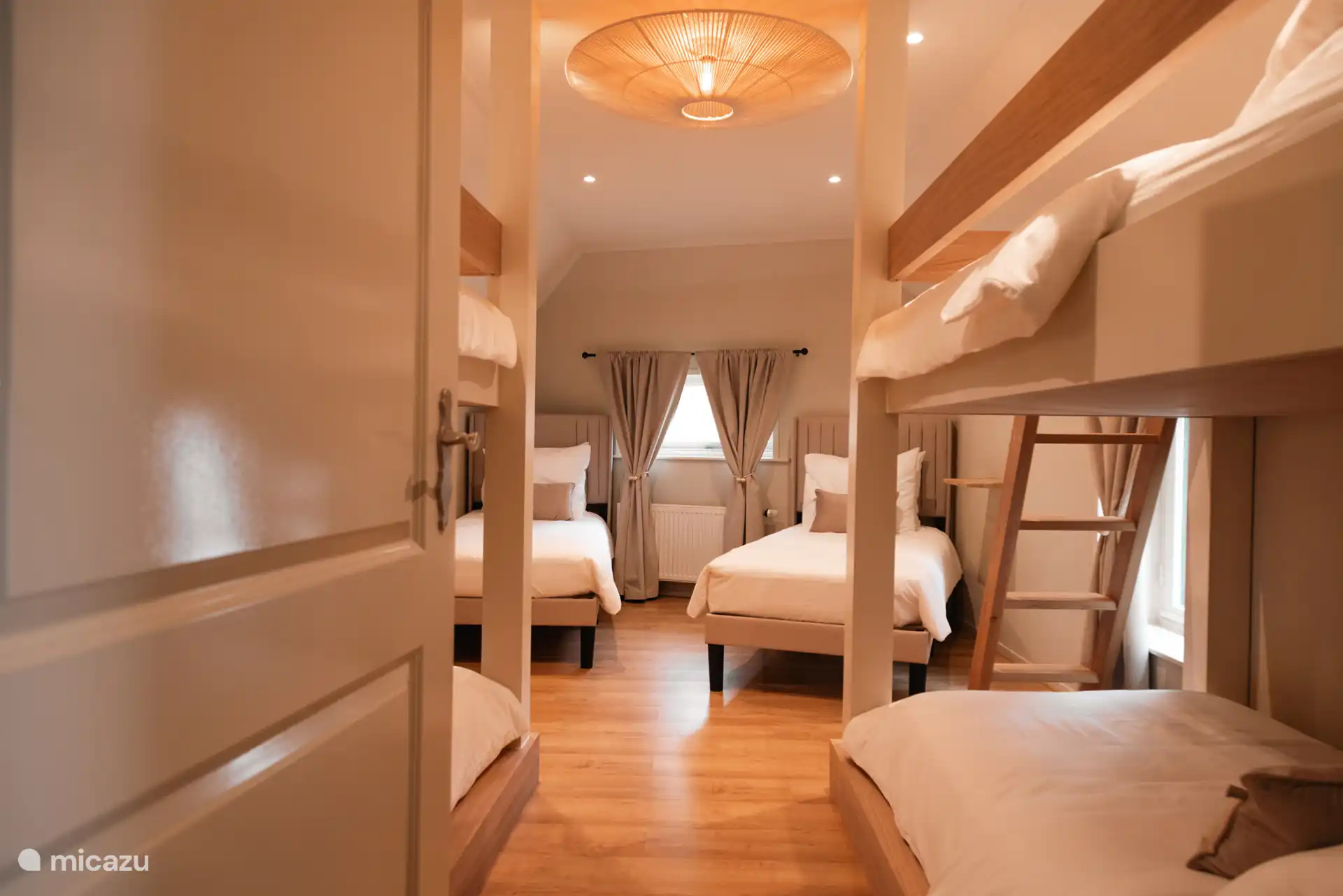 A 6pers. Schlafzimmer mit großen Betten von 2,10 m Länge. 