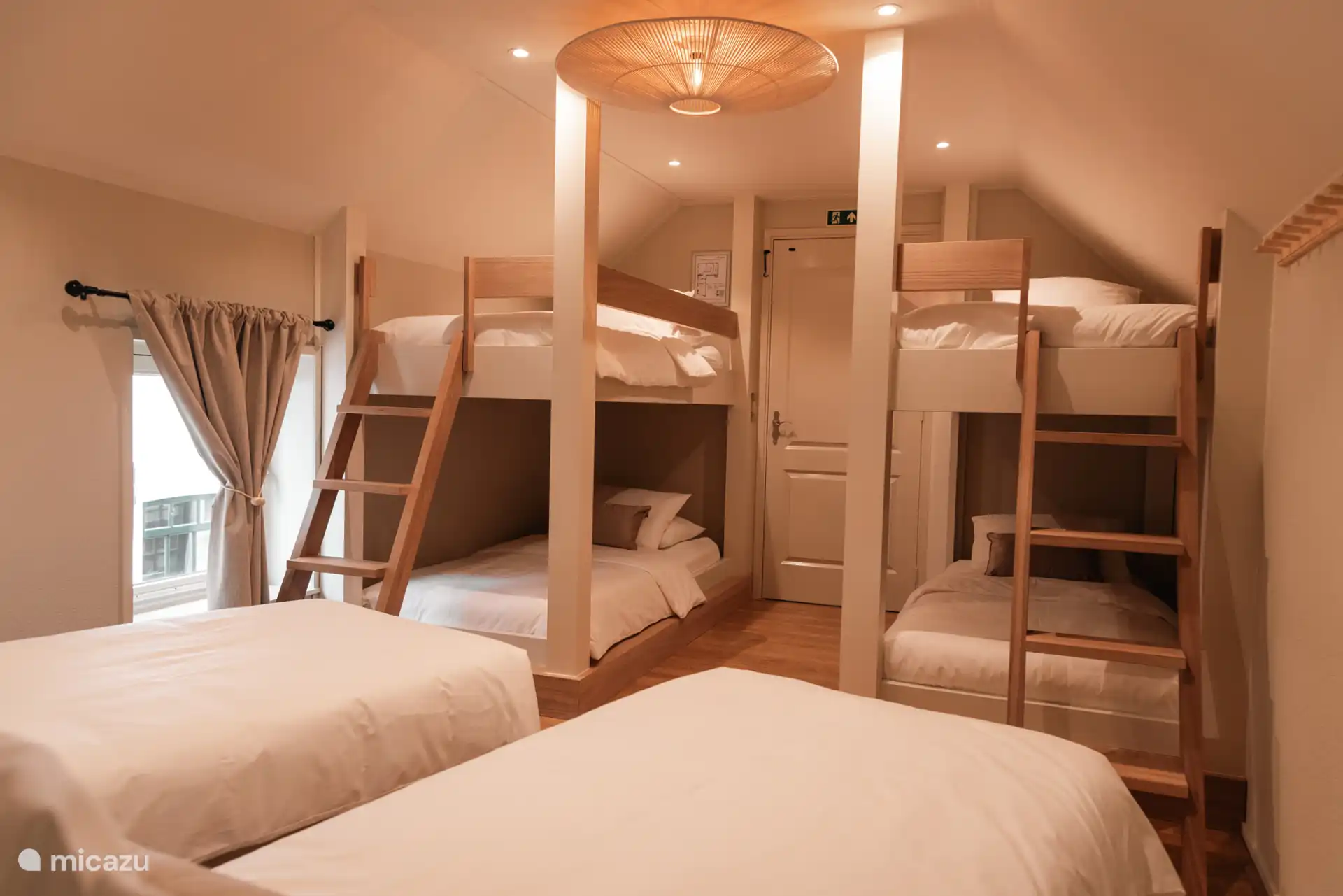 Bequeme Etagenbetten; 90cm breit und 2,10cm lang. 