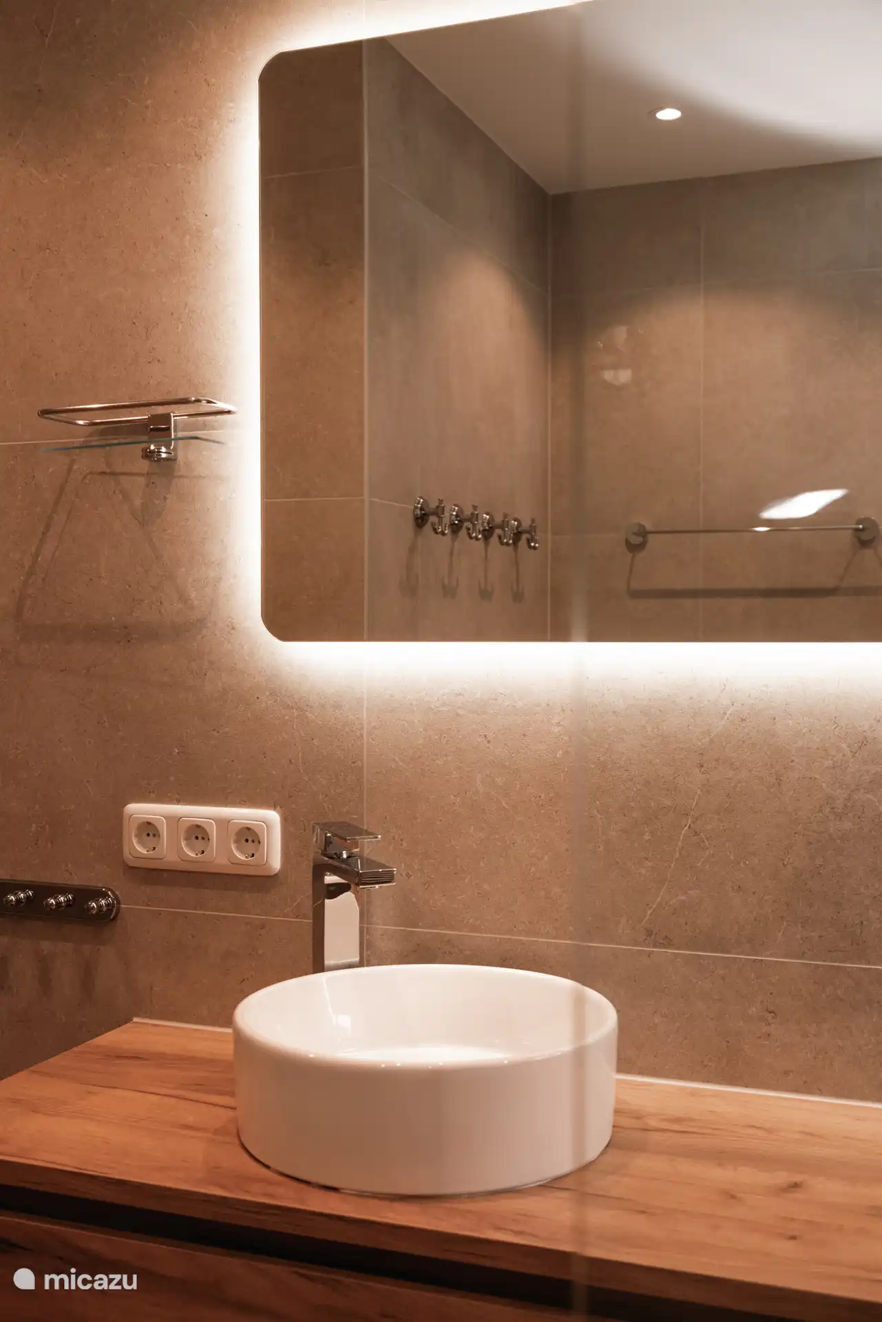 Großer Spiegel mit viel Stauraum. 