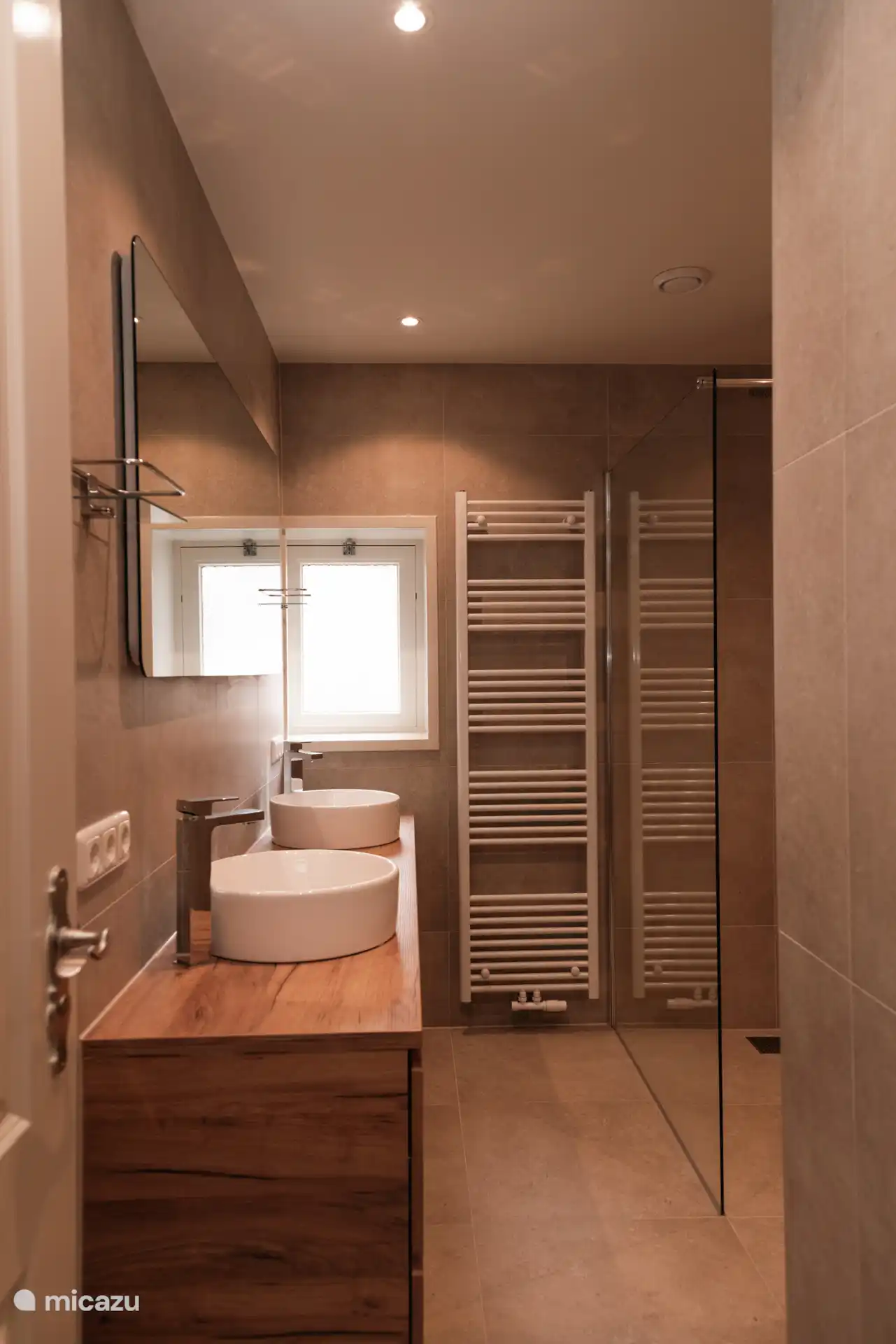 Es gibt insgesamt zwei Badezimmer. 