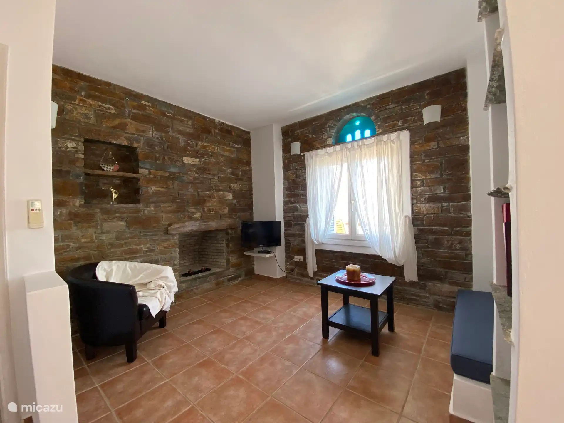 Fernseher und Kaminzimmer