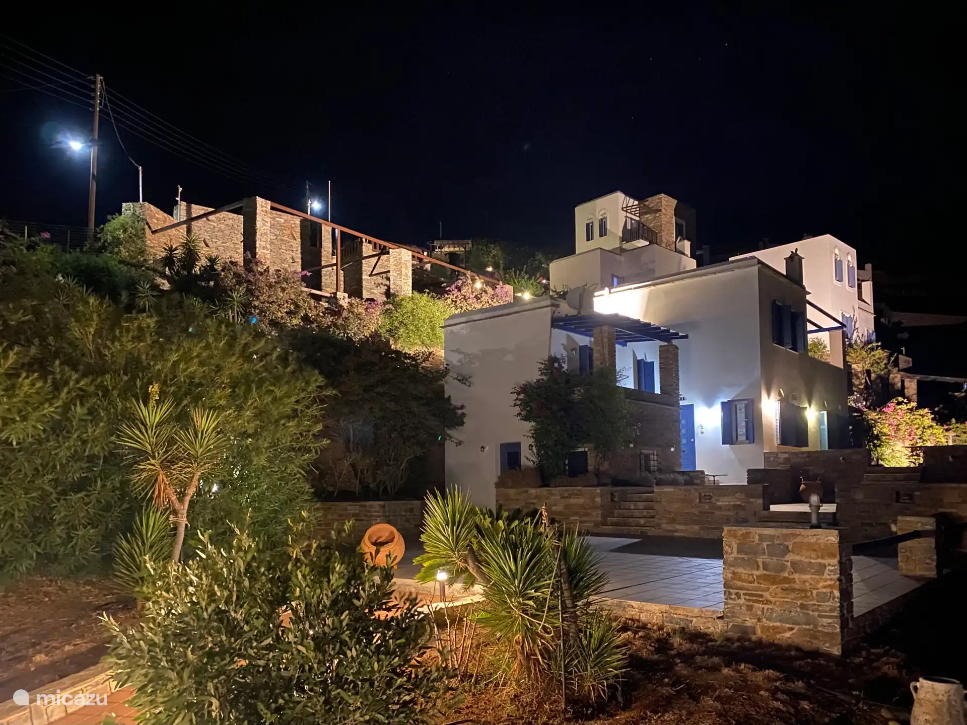 Nachtansicht der andros prive suites