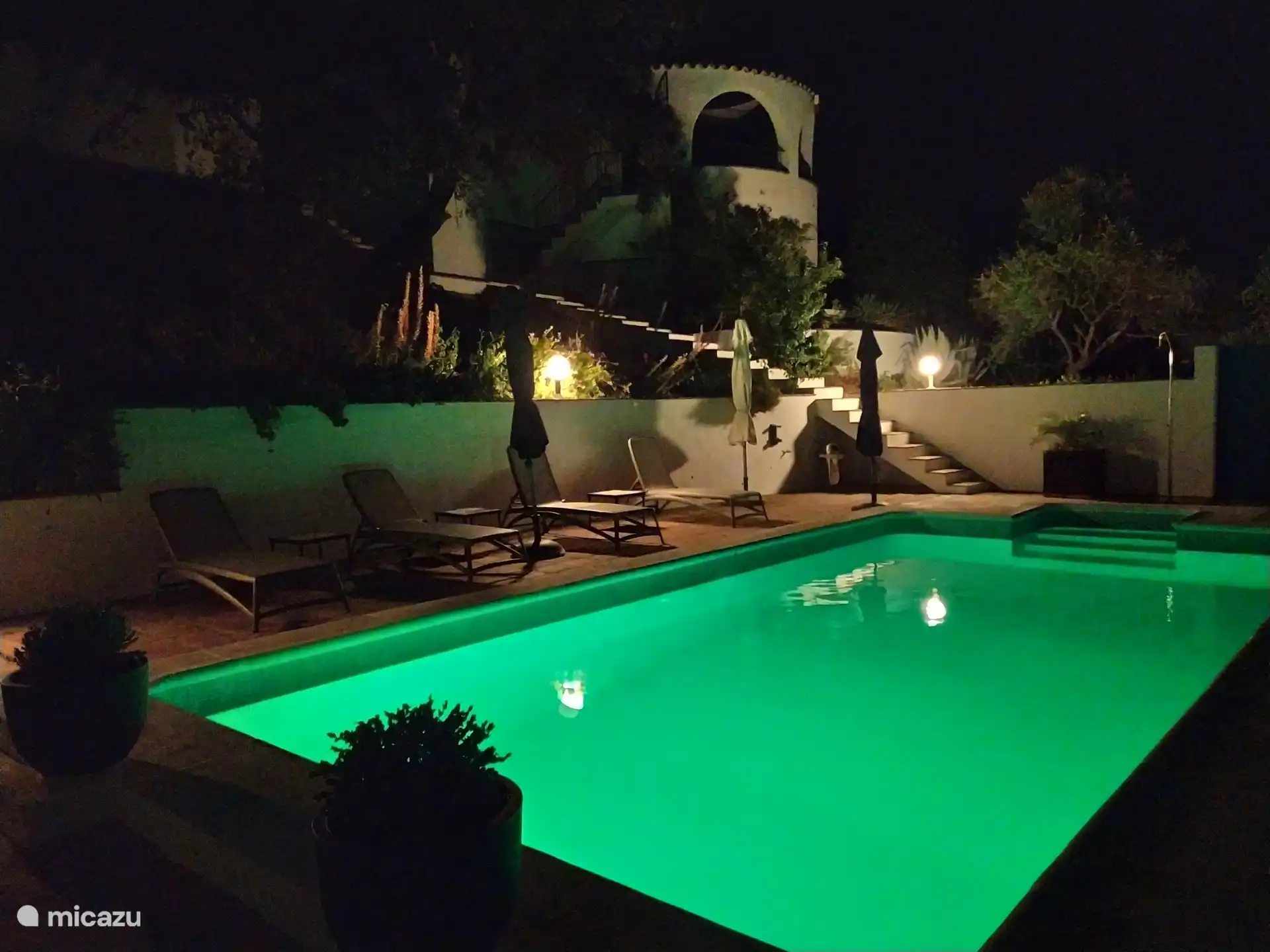 La piscine est également agréable quand il fait noir.