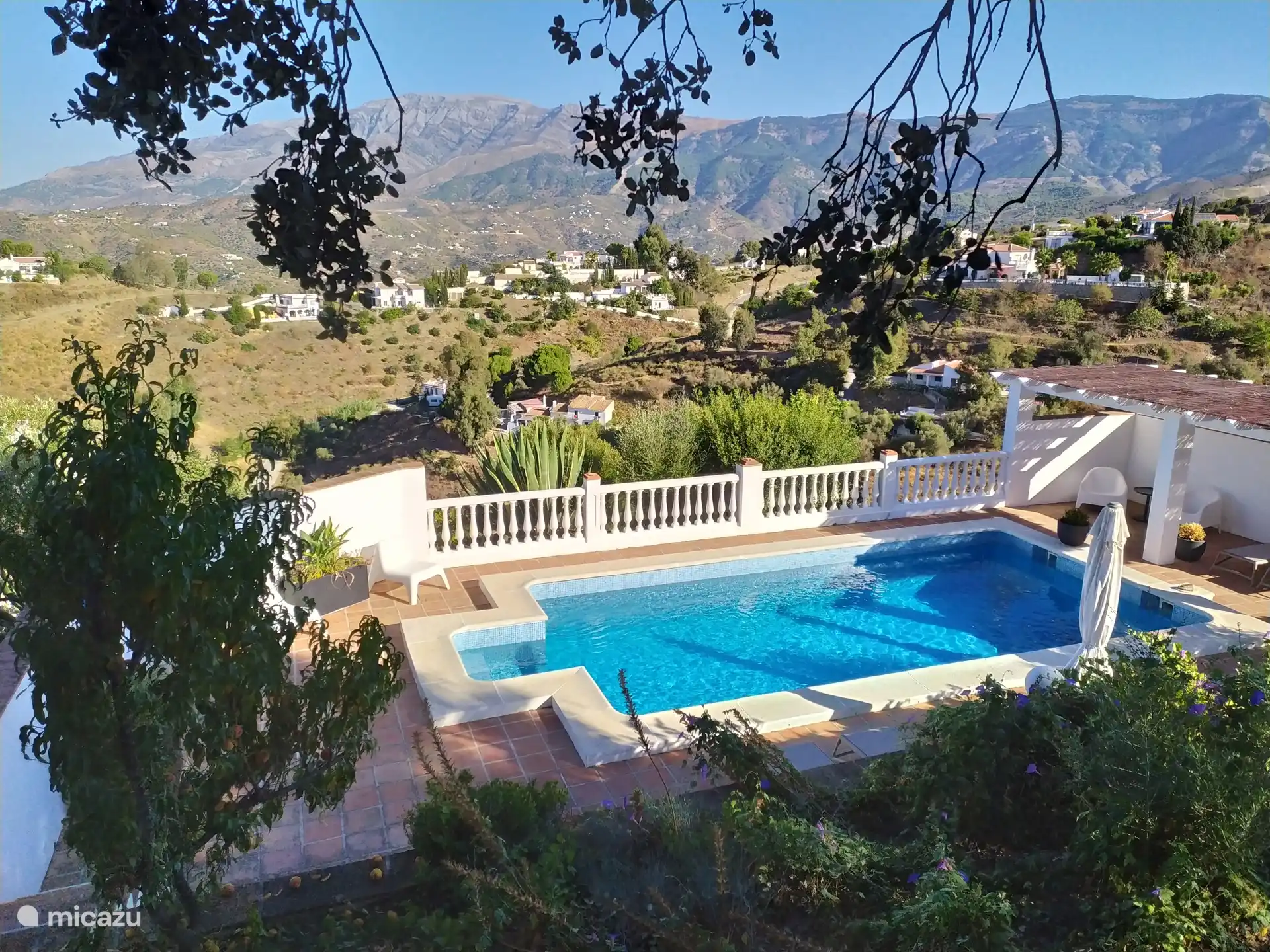 Piscine avec vue sur le mont Maroma