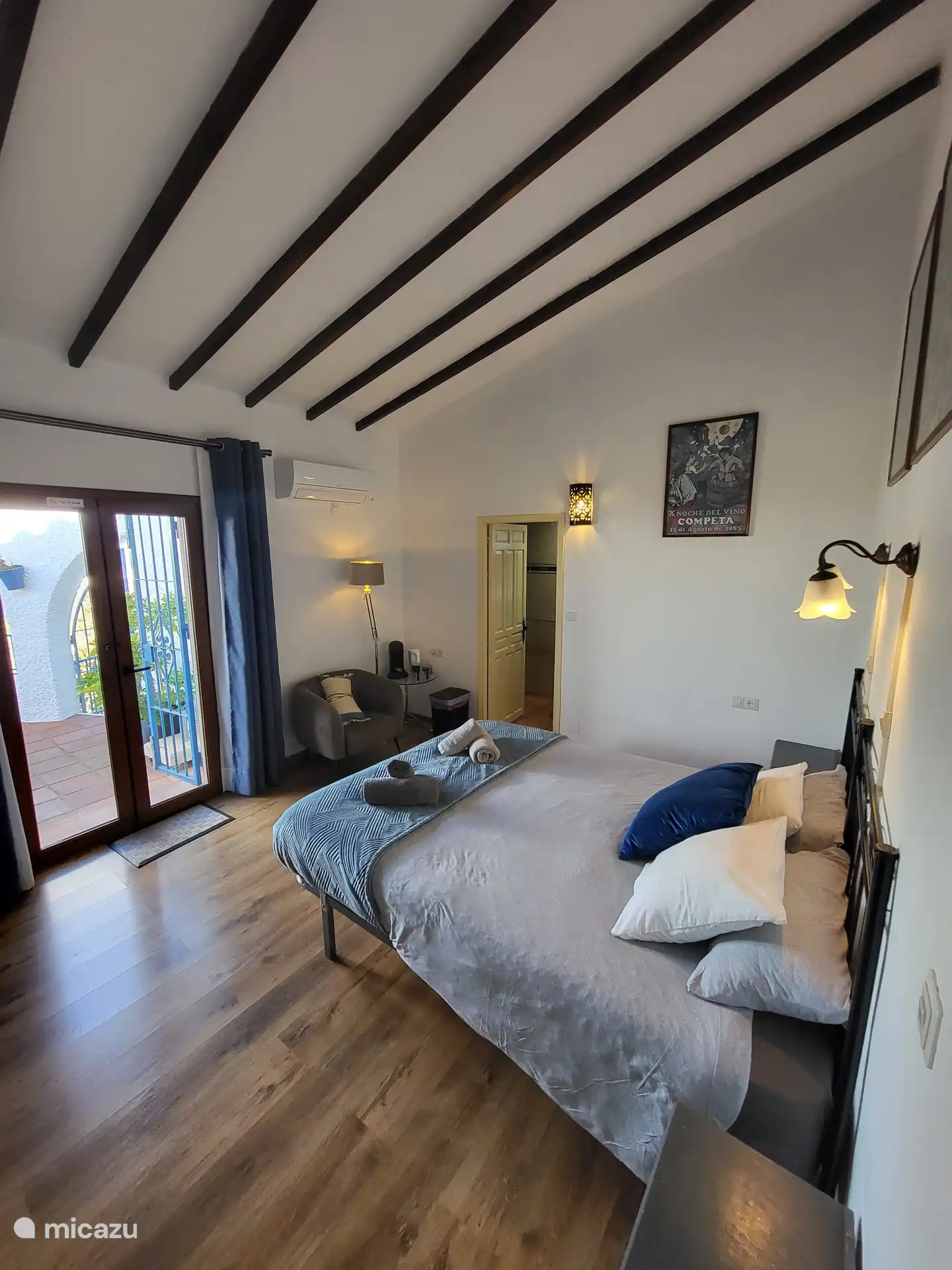 Chambre spacieuse et lumineuse avec machine à café et à thé.