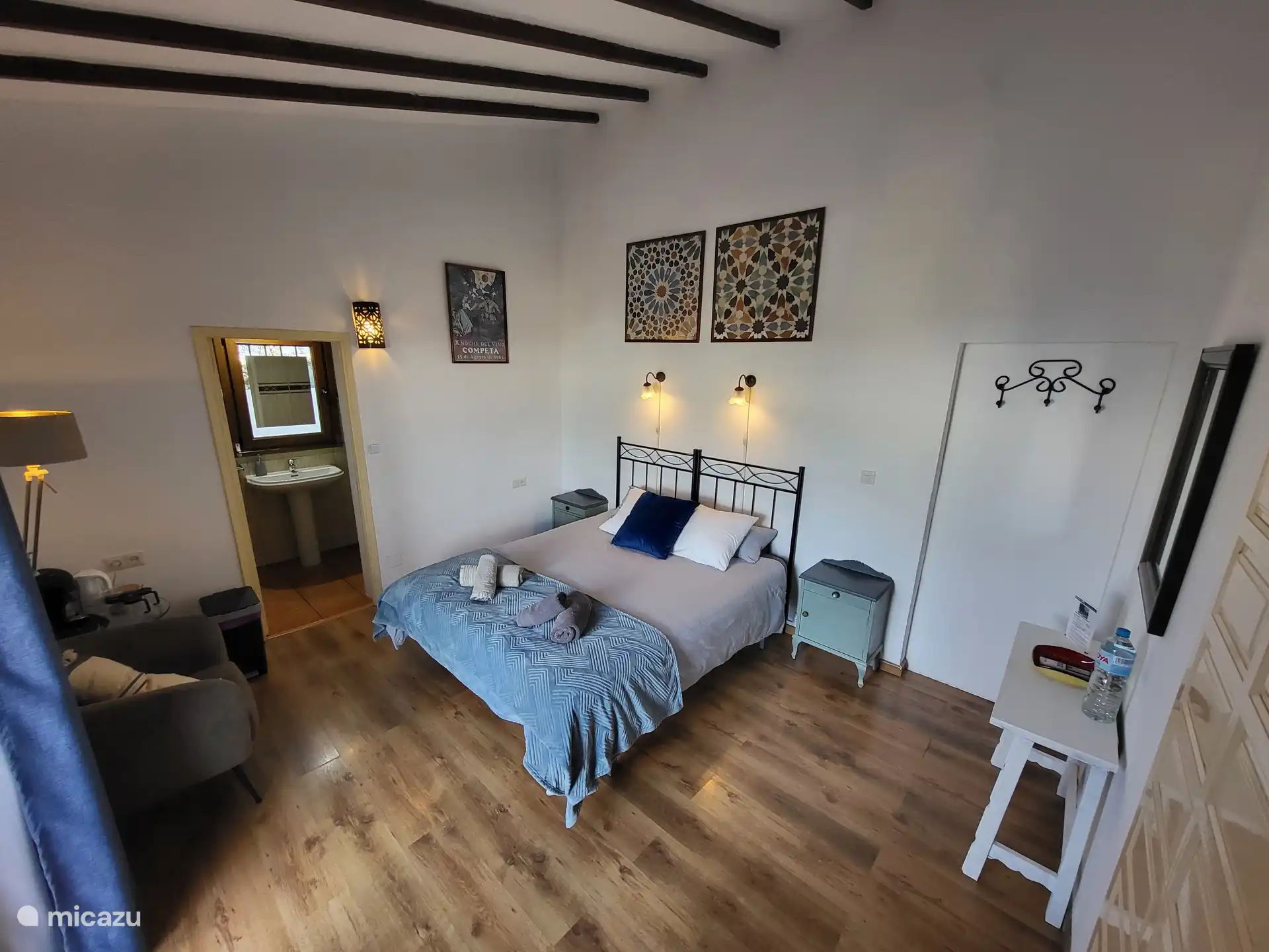 Chambre spacieuse et lumineuse avec lit double ou deux lits simples.