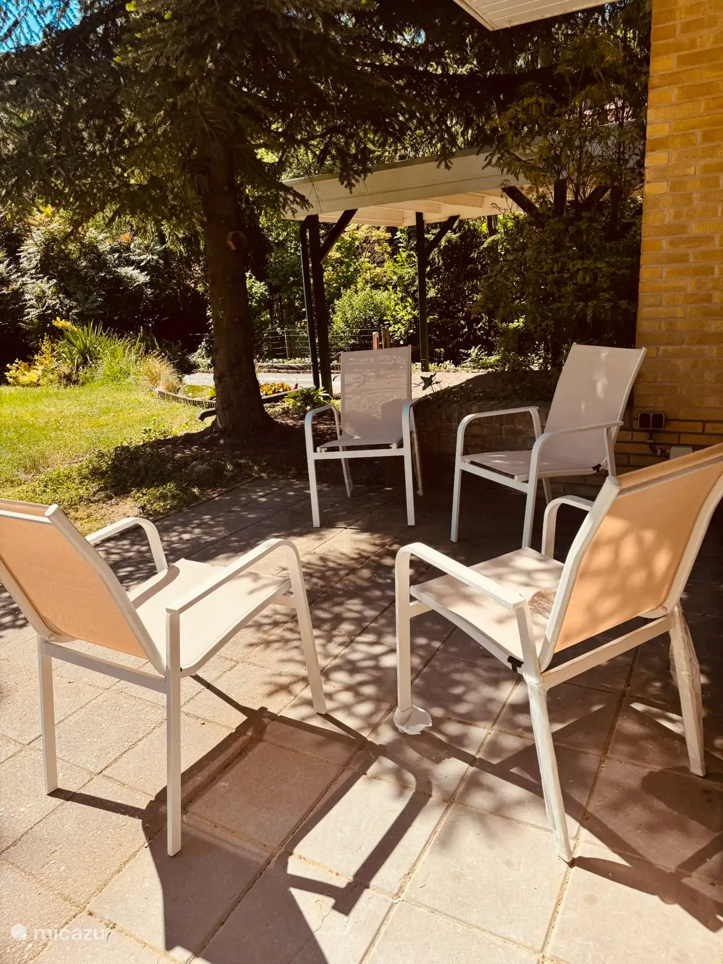 Schöne private Terrasse mit Schatten und Sonne den ganzen Tag