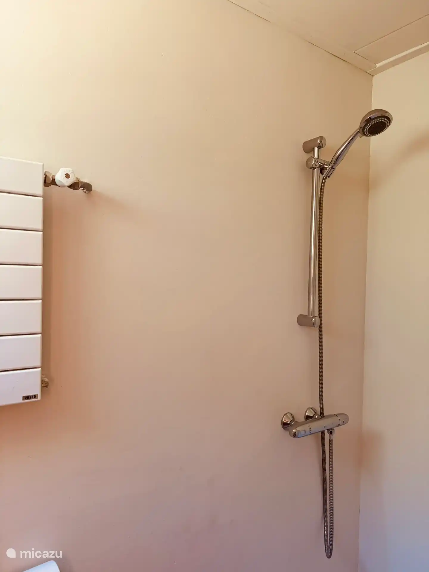 Schöne begehbare Dusche