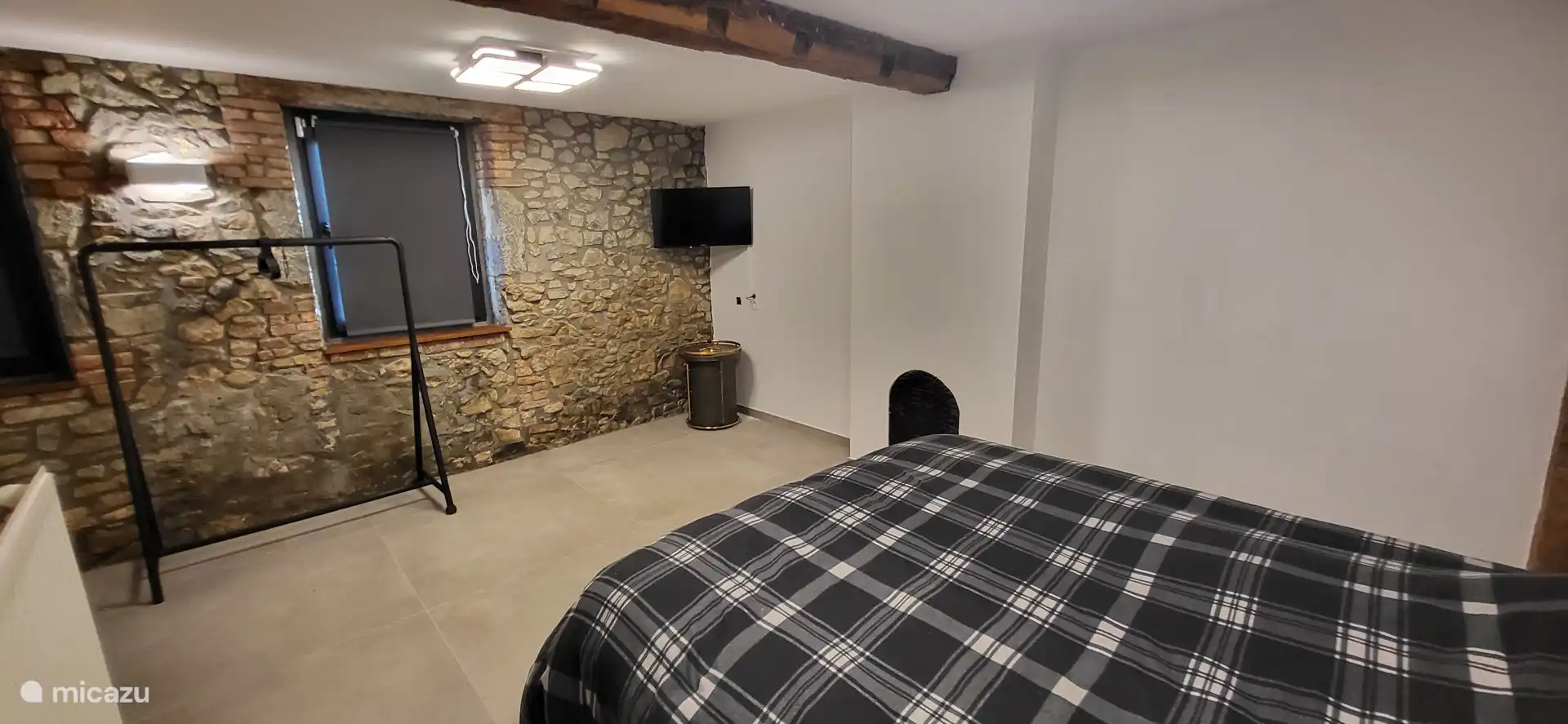 Dormitorio 4 planta baja - Cama Queen Size (160x200cm) - TV de pared.