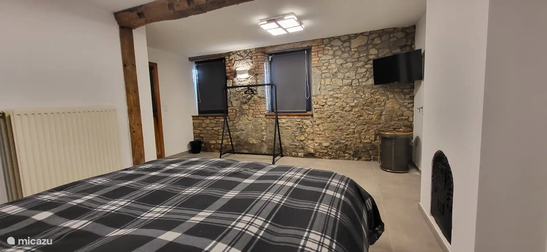 Dormitorio 4 planta baja - Cama Queen Size (160x200cm) - TV de pared.