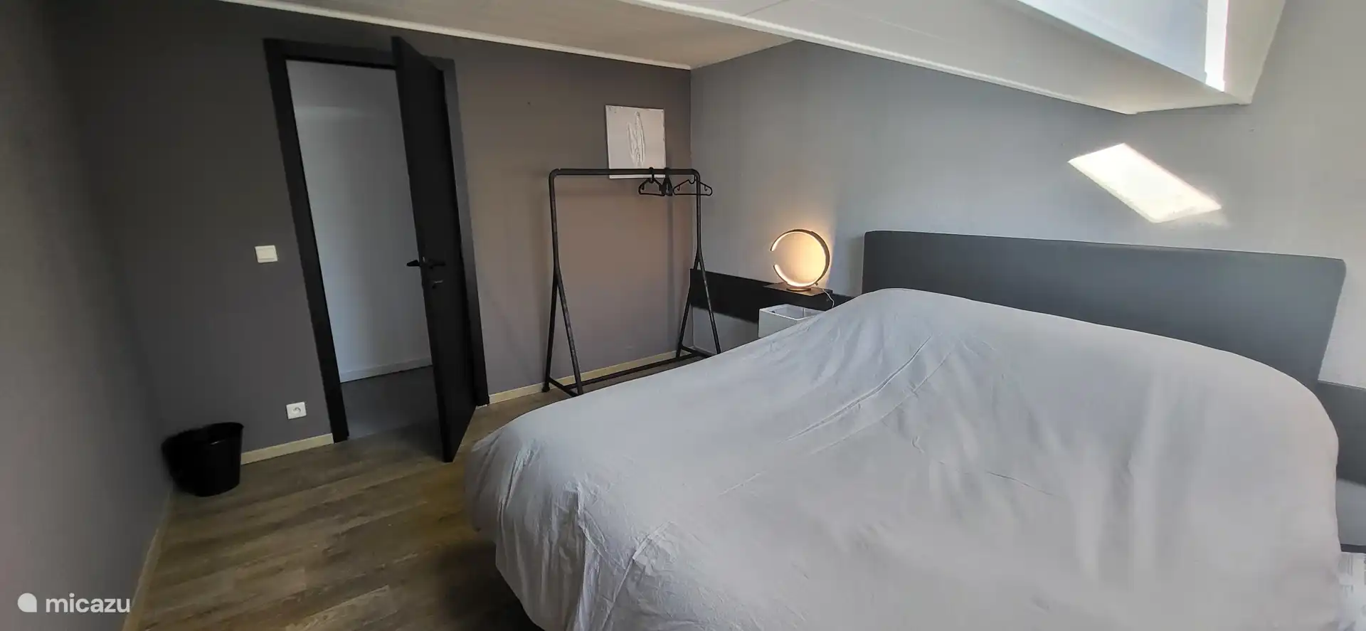 Dormitorio en planta alta - Cama Queen Size (160x200cm) - Lámparas de noche de diseño