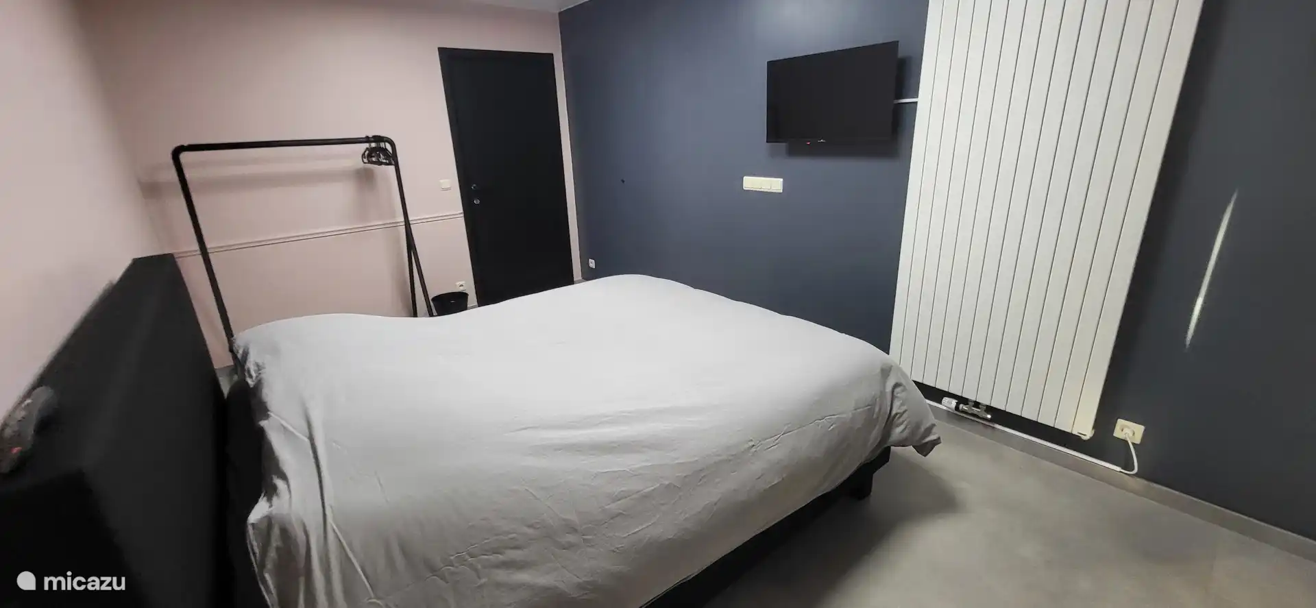 Dormitorio 3 planta - Cama Queen Size (160x200cm) - TV de pared.