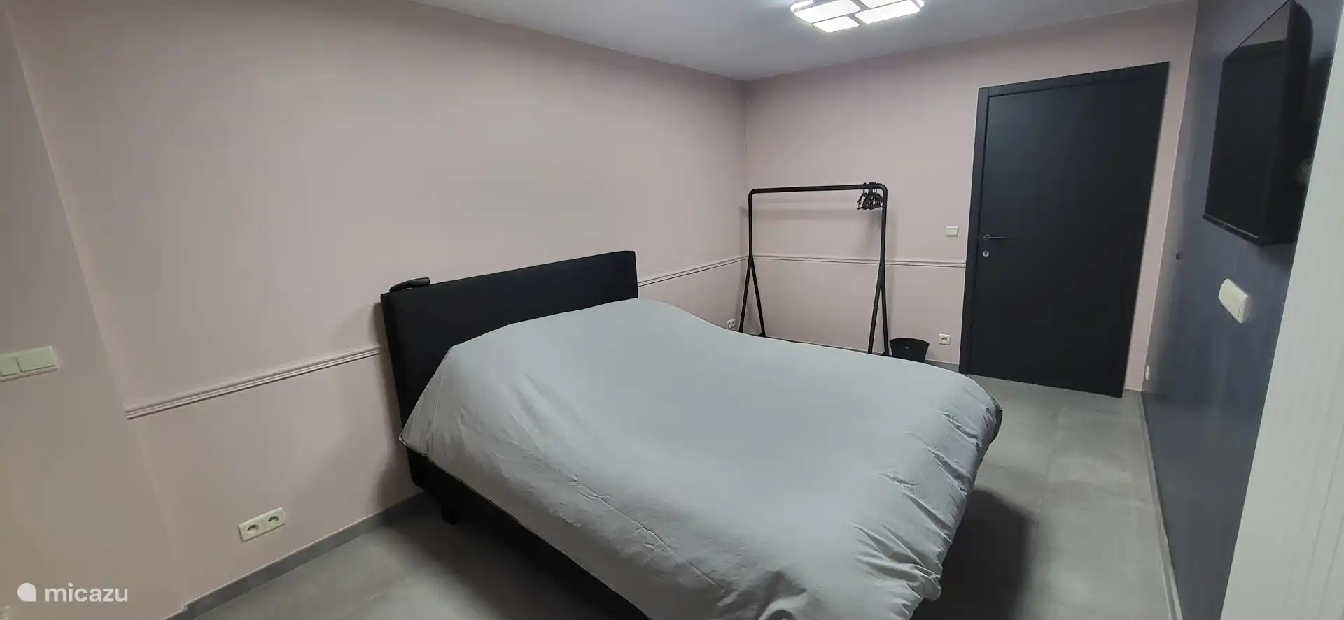 Dormitorio 3 planta baja - Cama Queen Size (160x200cm) - TV de pared.