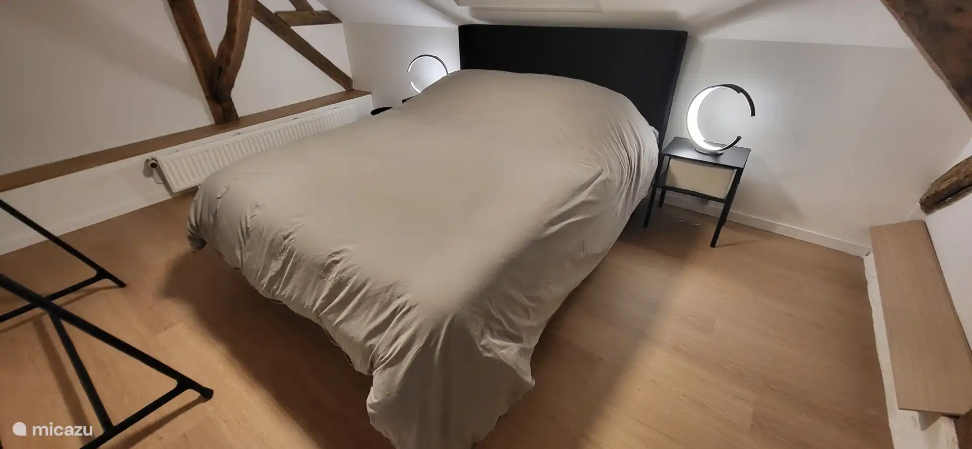 Dormitorio 2 planta - Cama Queen Size (160x200cm) - Lámparas de noche de diseño.