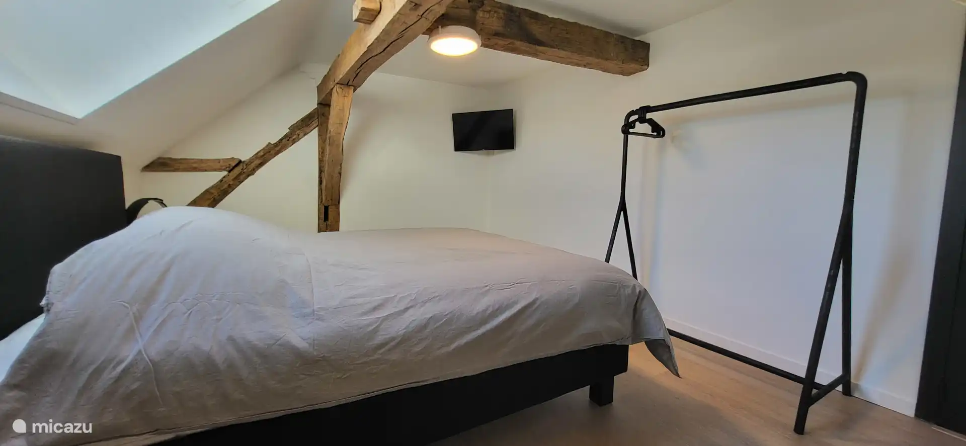 Dormitorio 2 planta - Cama Queen Size (160x200cm) - Lámparas de noche de diseño.