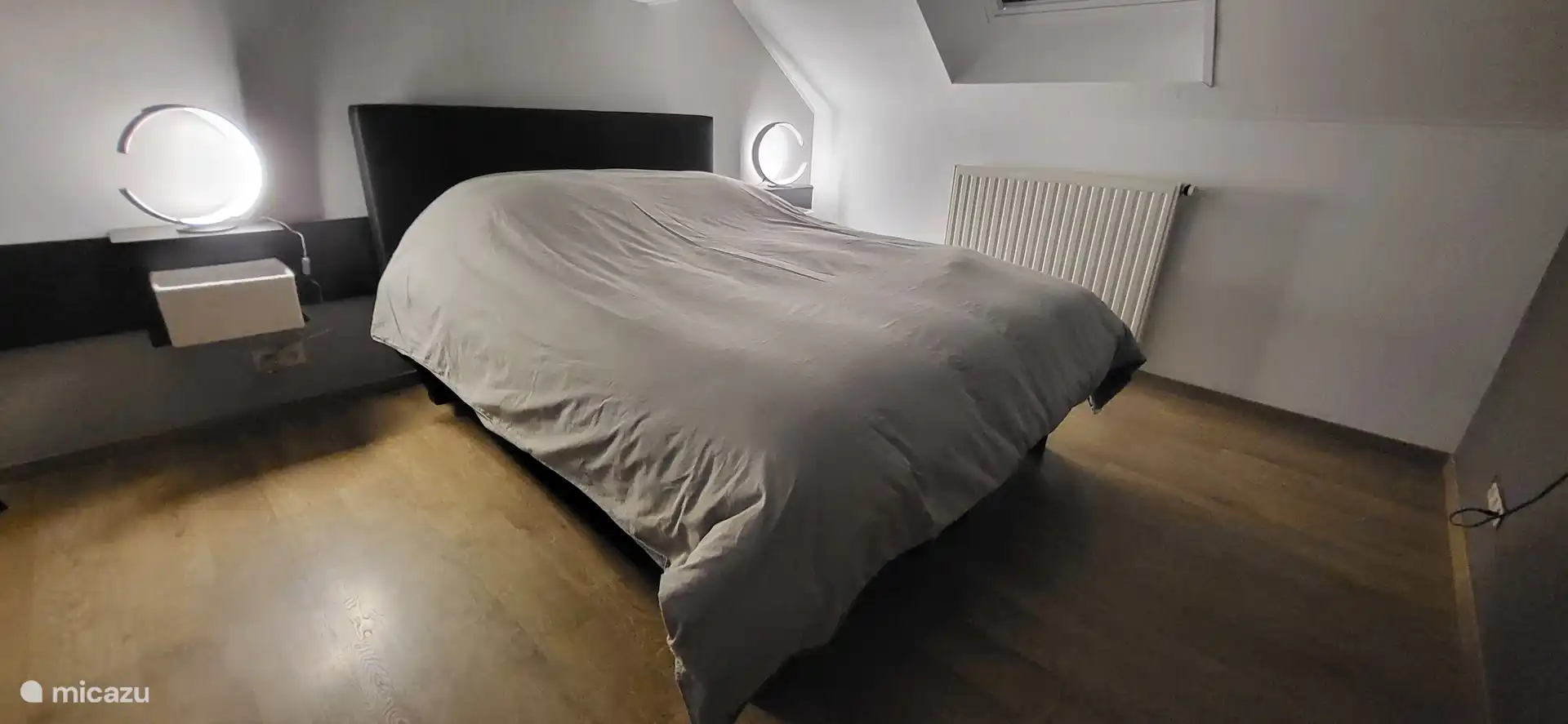 Dormitorio en planta alta - Cama Queen Size (160x200cm) - Lámparas de noche de diseño.