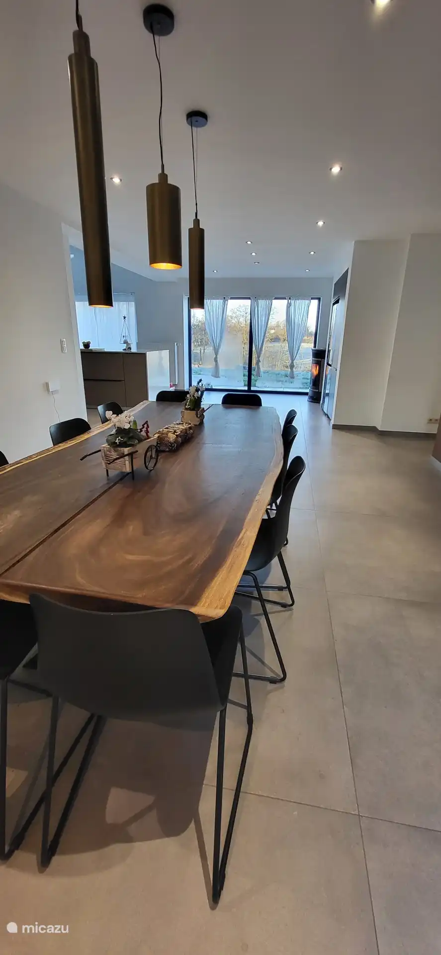 Mesa de comedor, vista al patio trasero.