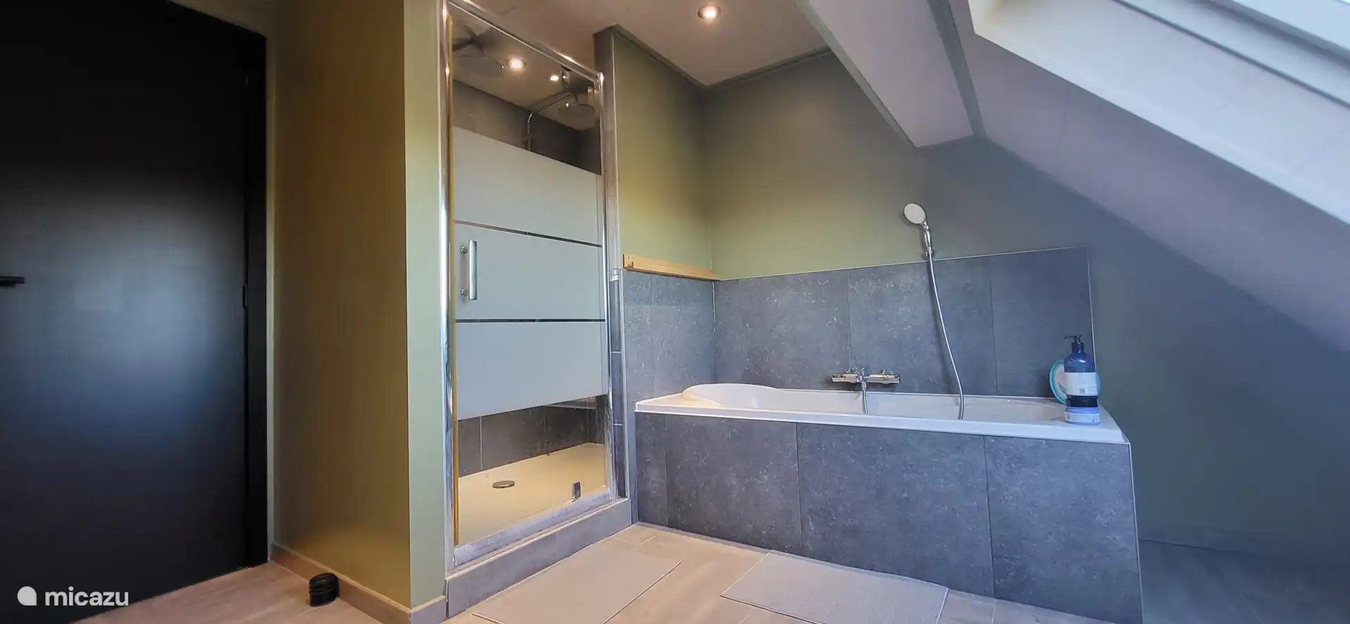 Cuarto de baño en la planta superior, bañera y ducha