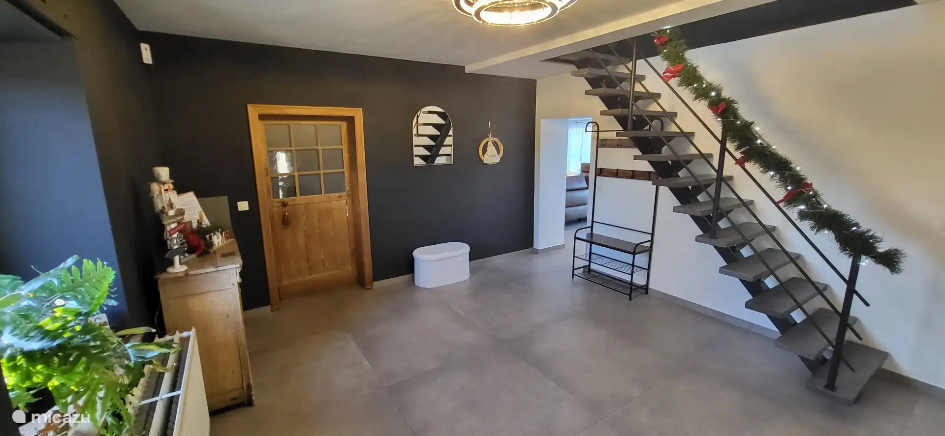 Hall de entrada, puerta al dormitorio de la planta baja.