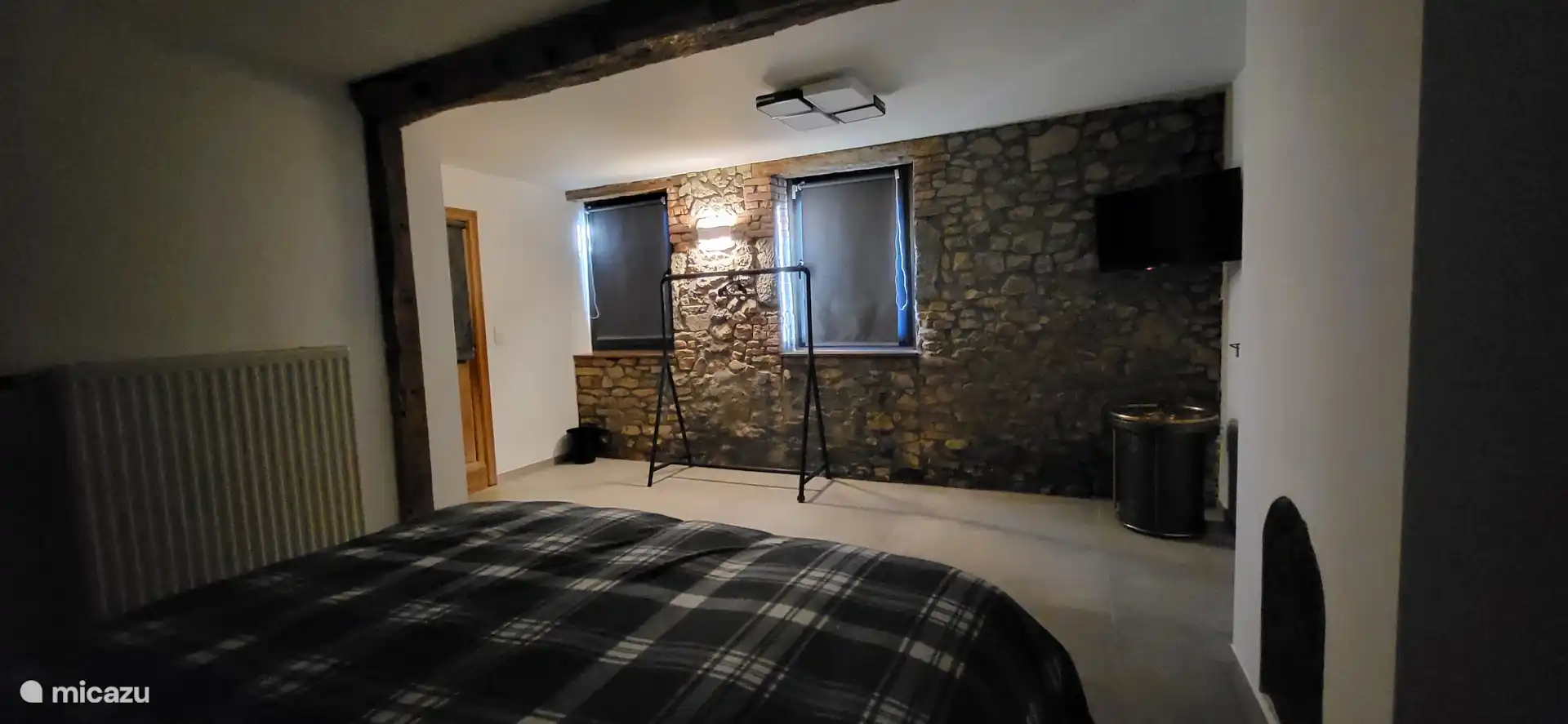 Dormitorio 4 planta baja - Cama Queen Size (160x200cm) - TV de pared.