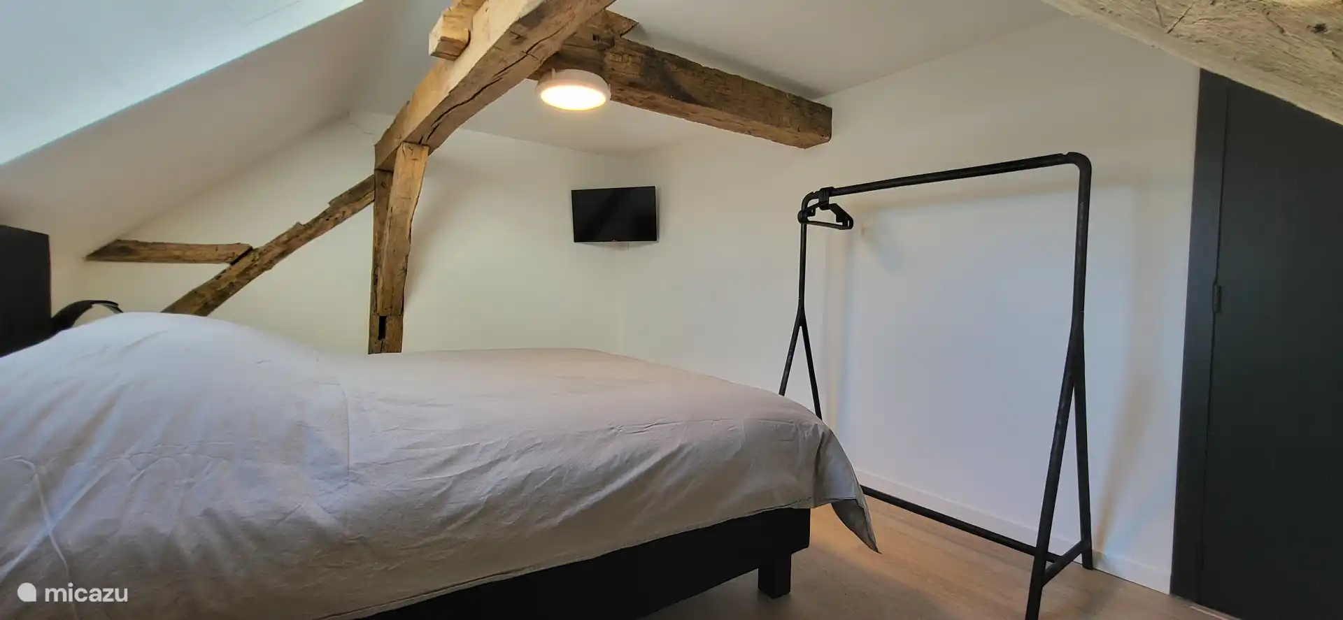 Dormitorio 2 planta - Cama Queen Size (160x200cm) - Lámparas de noche de diseño.