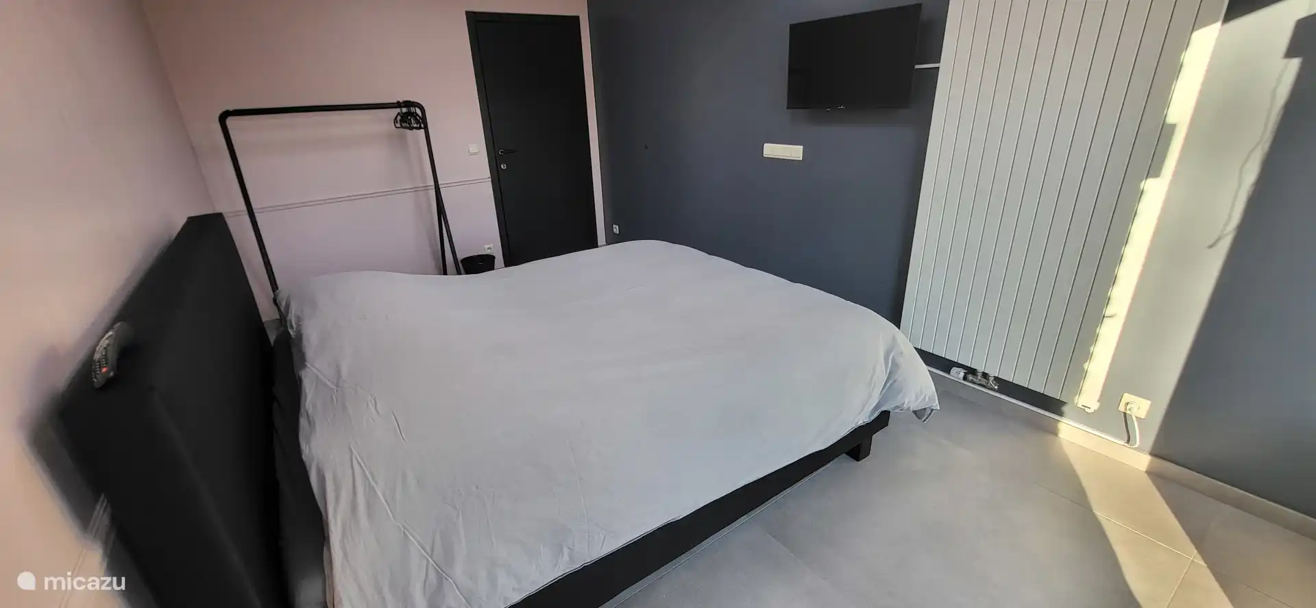 Dormitorio 3 planta - Cama Queen Size (160x200cm) - TV de pared.