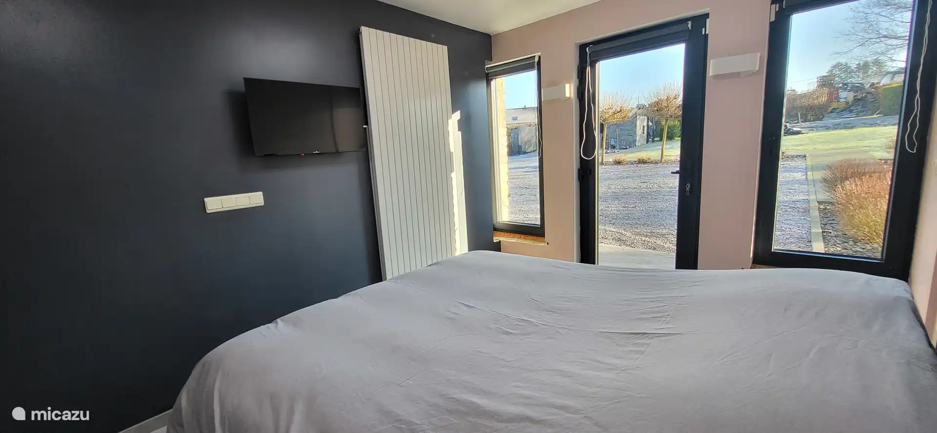 Dormitorio 3 planta baja - Cama Queen Size (160x200cm) - TV de pared.