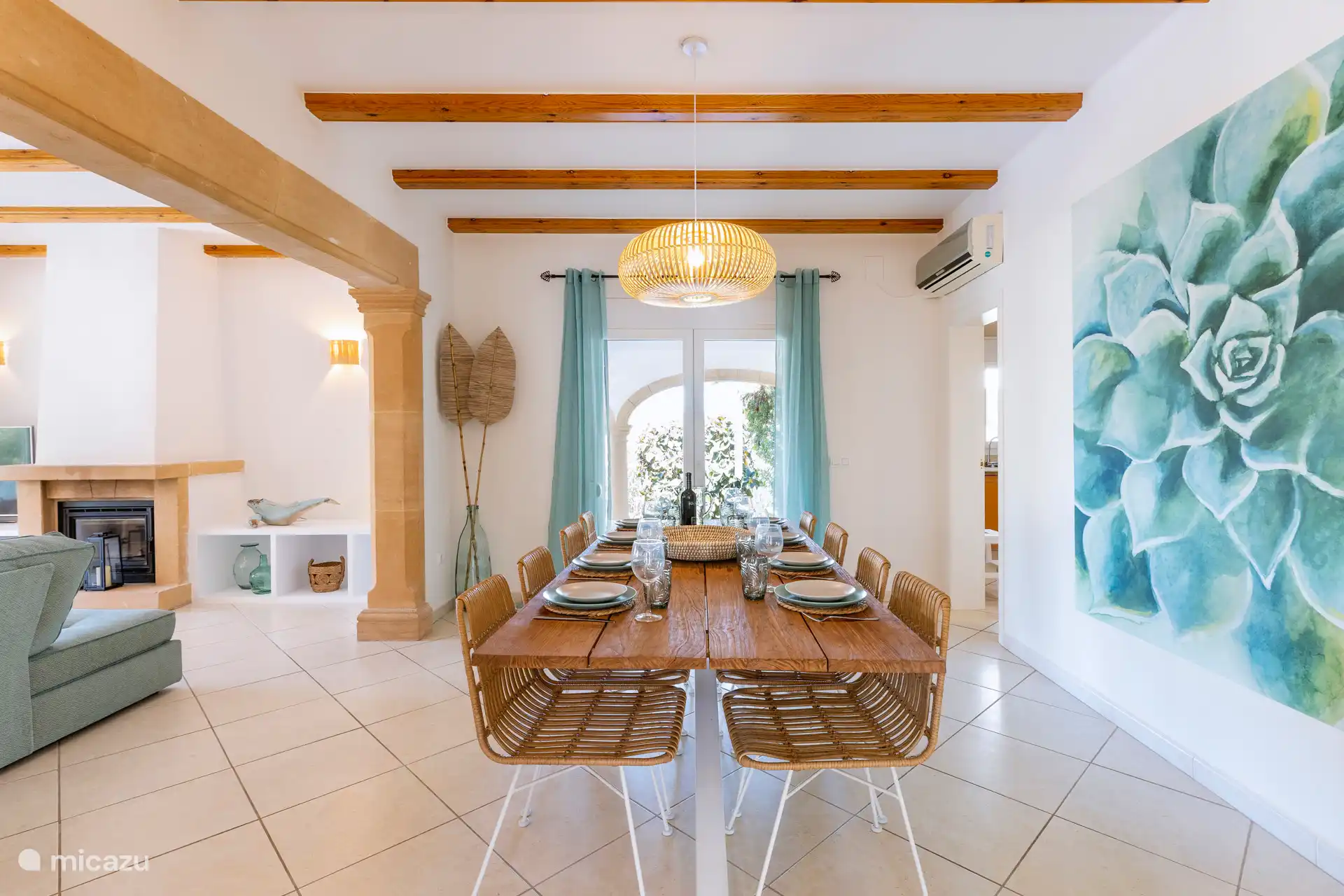 Salon avec table à manger