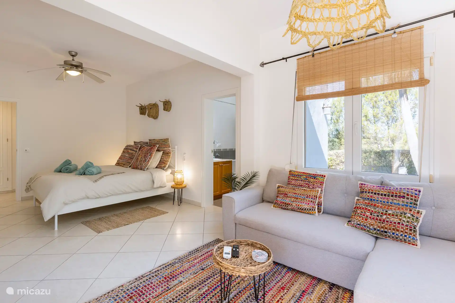 Chambre avec canapé