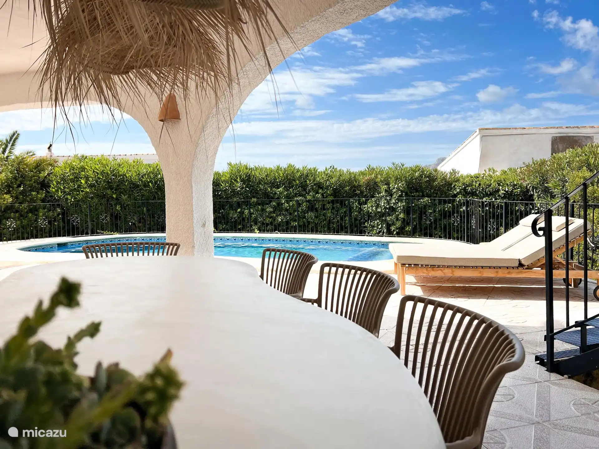 Naya au rez-de-chaussée avec table pour 10 personnes