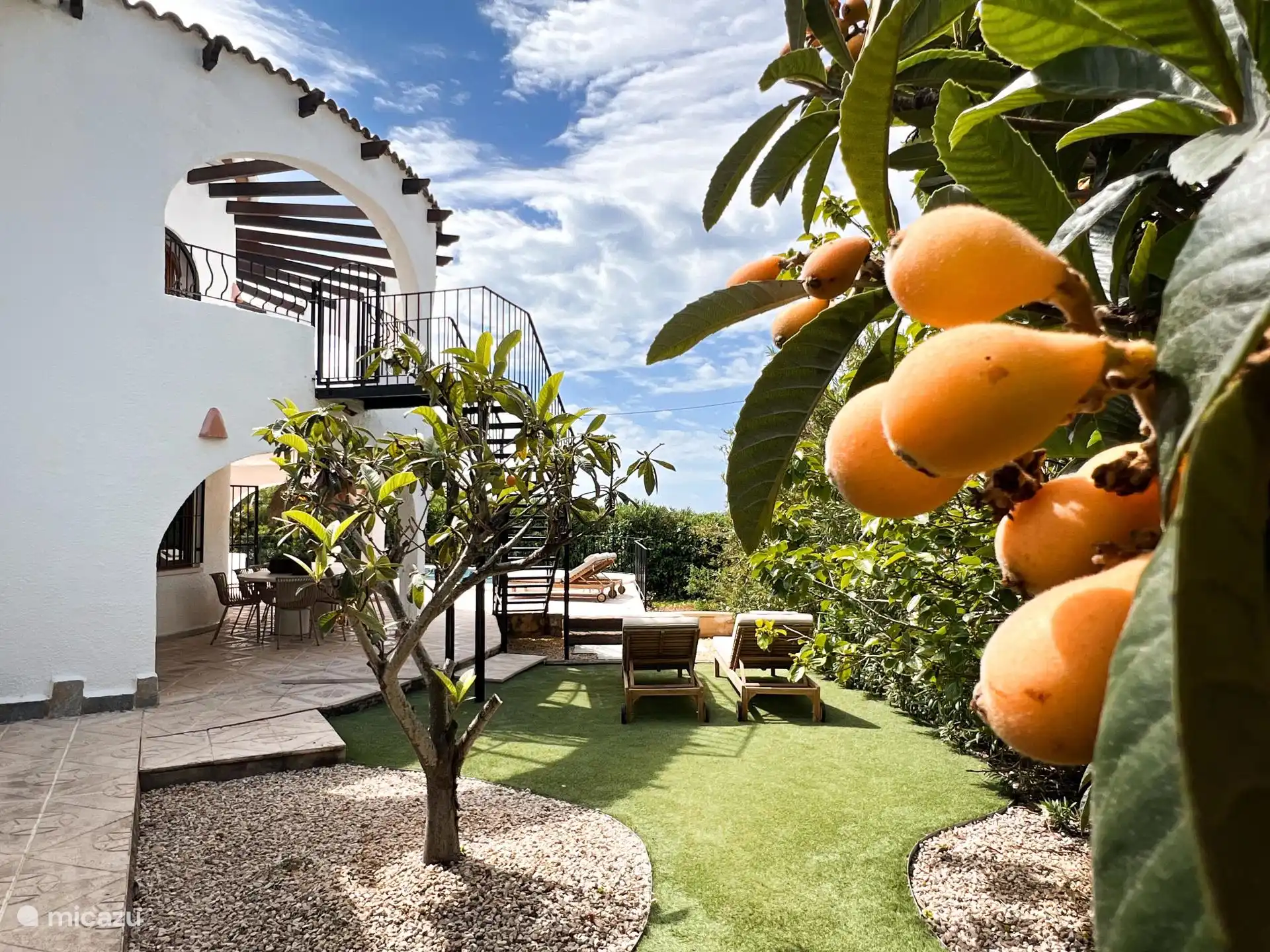 Paroi latérale de jardin - escalier extérieur