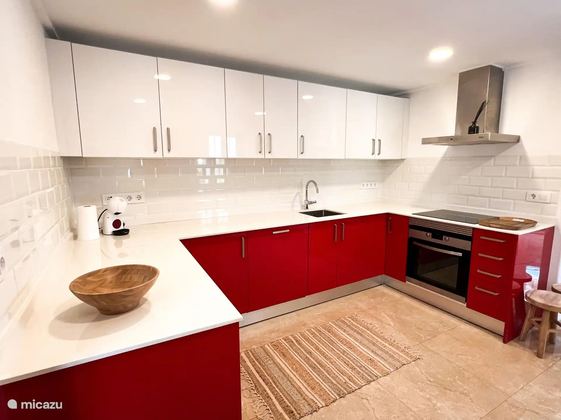 Cuisine au rez-de-chaussée - avec four, plaque de cuisson, réfrigérateur, lave-vaisselle 