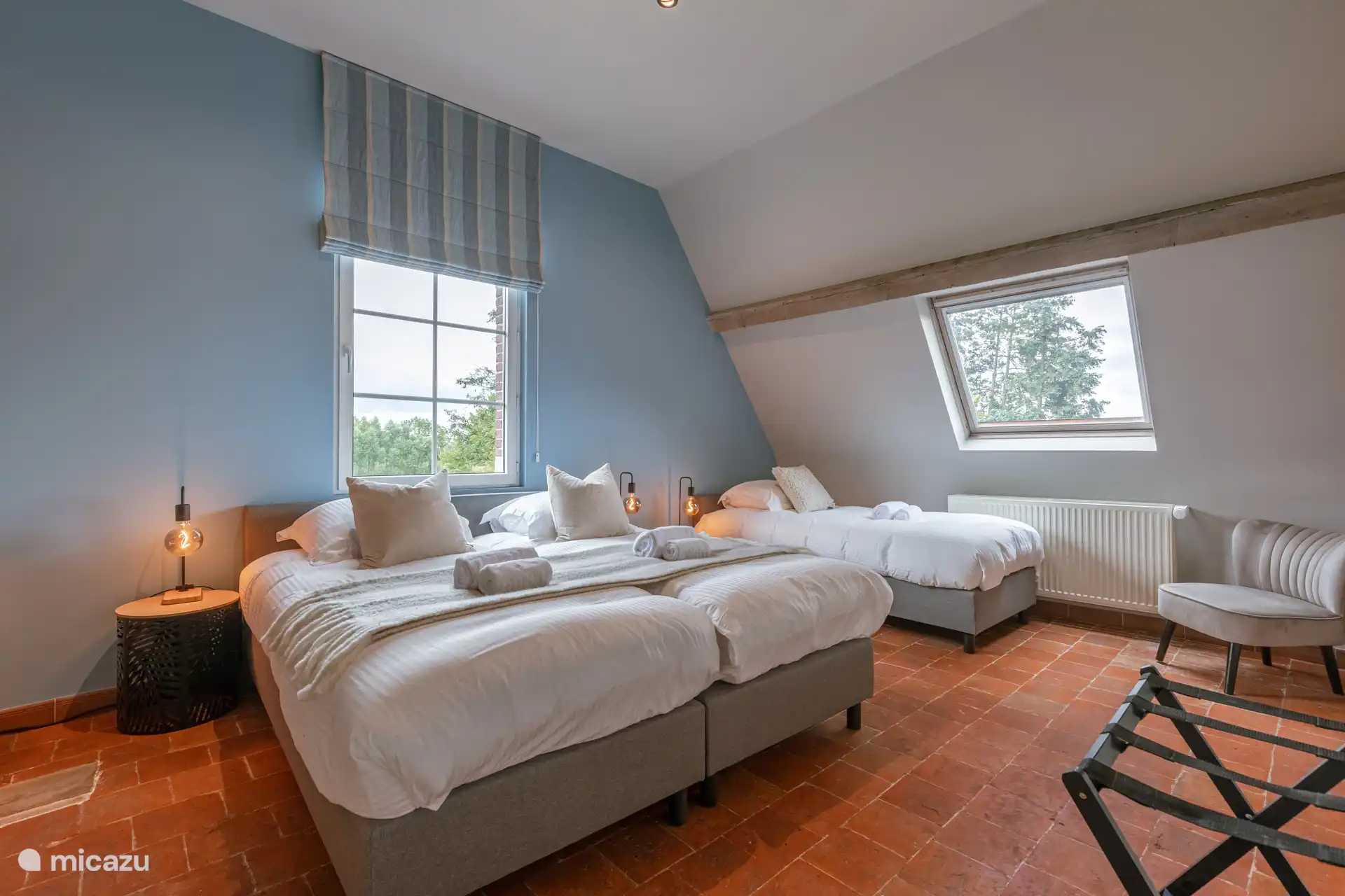 Das Orange Bedroom
4 Einzelbetten, von denen zwei zusammengeschoben sind.  Kann leicht zu 4 Einzelbetten auseinandergeschoben werden.  Bequeme Bettwäsche und Handtücher gehören zur Standardausstattung. 