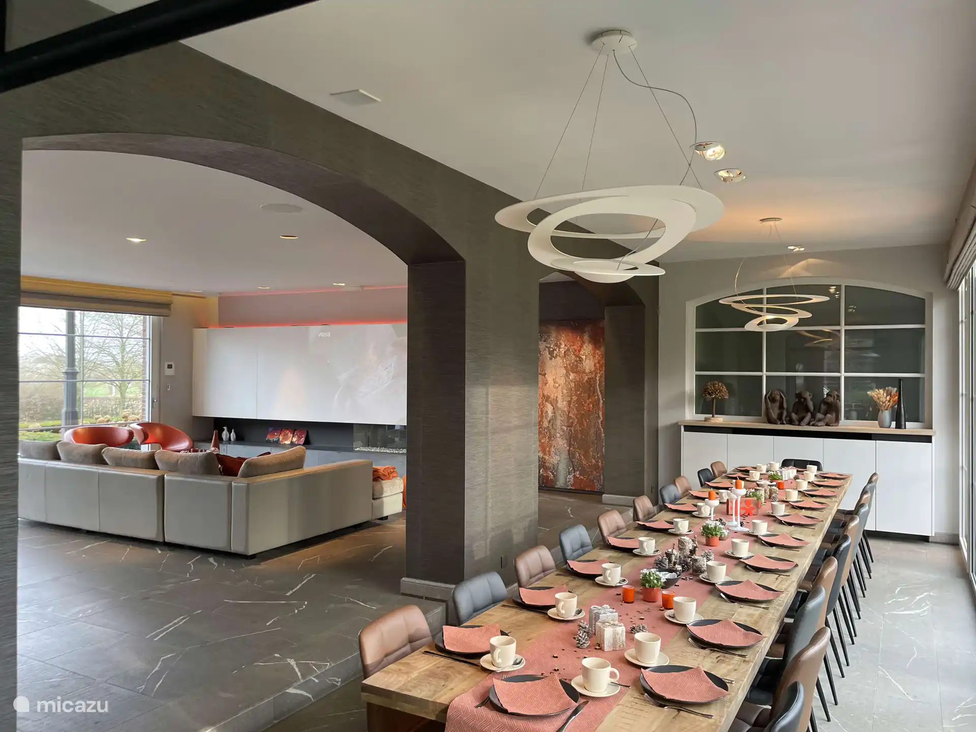 Großer Esstisch für 21 Personen