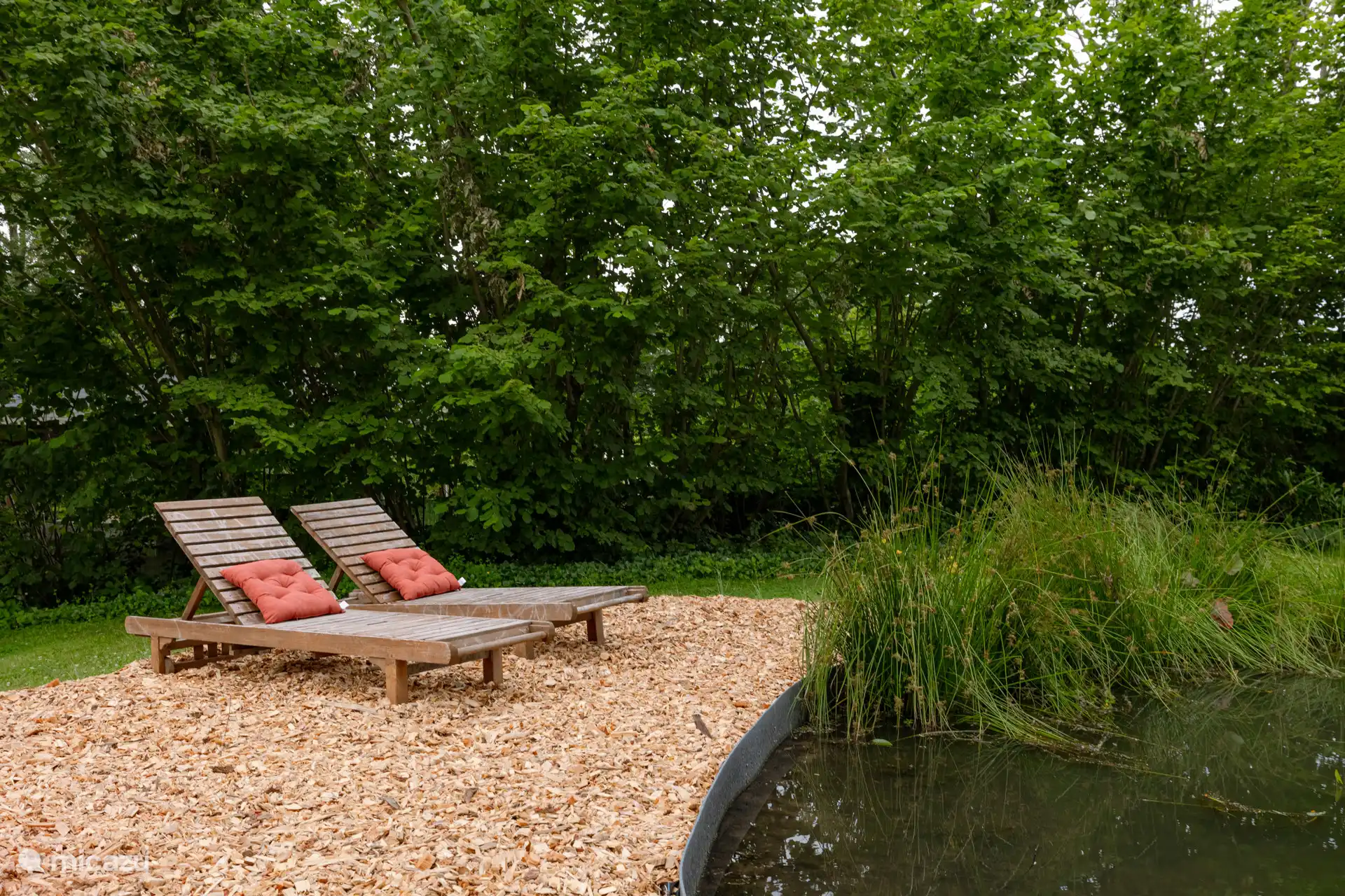 Liegestühle am Teich