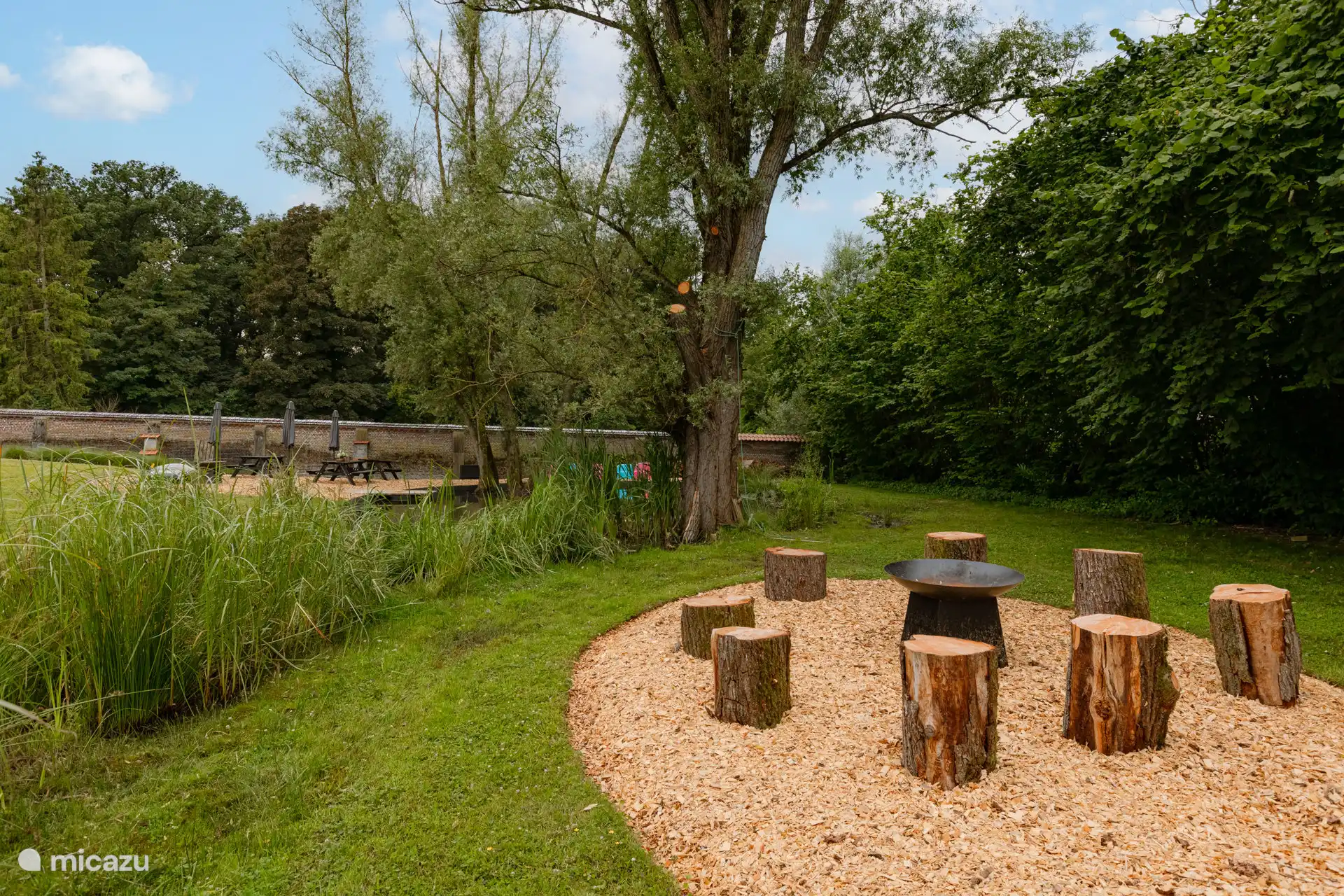 Abends können Sie rund um die Feuerstelle am Teich eine Verschnaufpause einlegen.