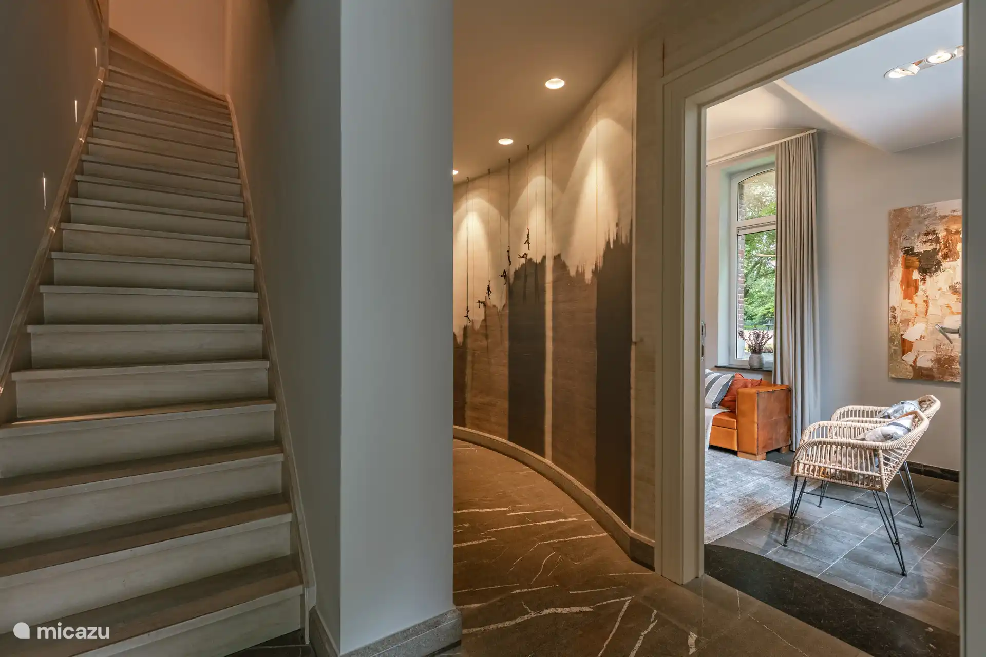 Eingangshalle mit Zugang zum Wohnbereich, Wohnzimmer und Obergeschoss. 