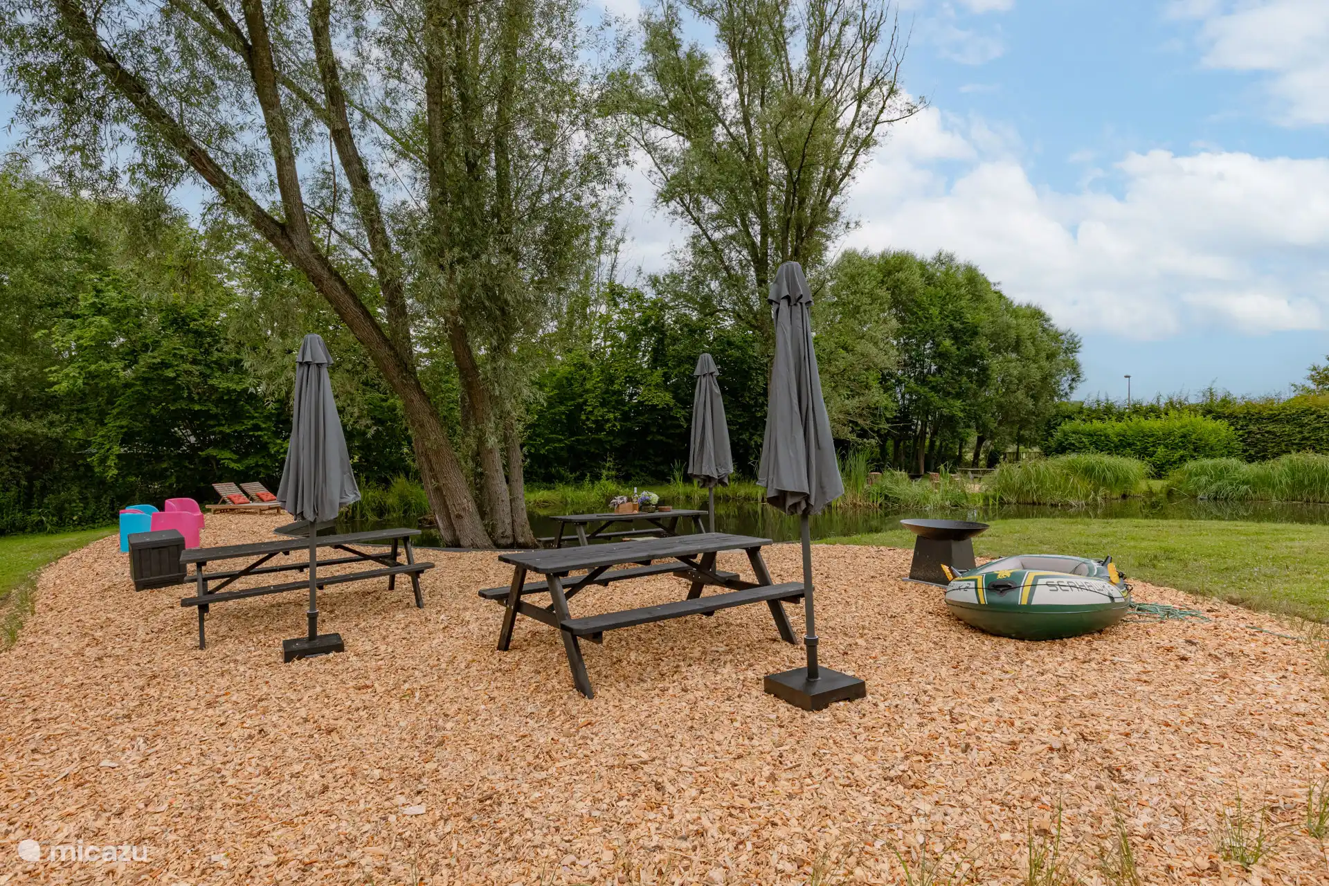 Picknicktische und Liegestühle rund um den Teich. 
Ideal zum Grillen bei gutem Wetter. 