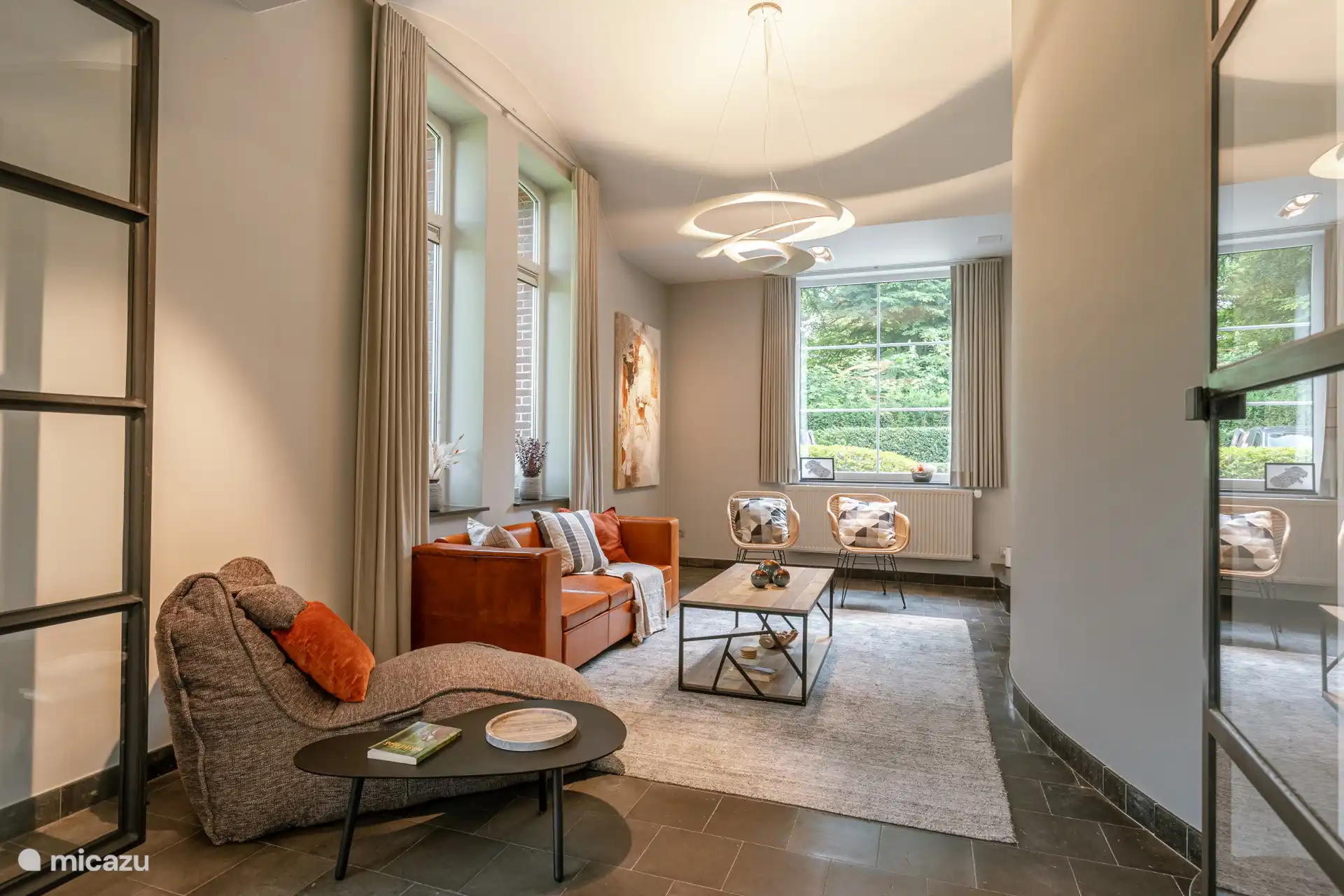 Loungebereich, angrenzend an Wohn- und Essbereich