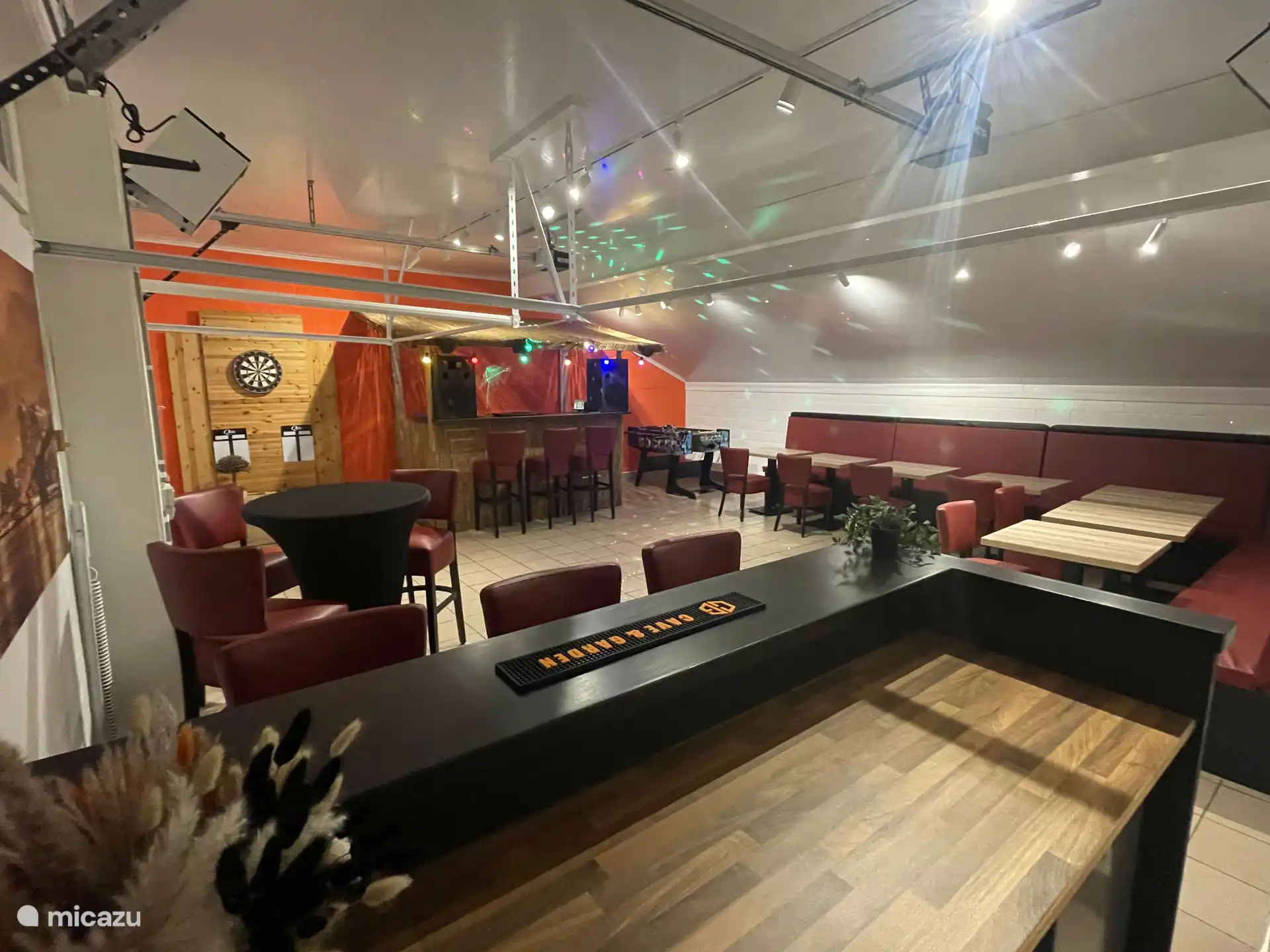 Partyraum / Bar mit DJ-Stand, Licht- und Soundsystem.  
Tanzen und Singen oder Spaß am Kickertisch haben, oder einfach mal mal ein Dartspiel... An Unterhaltung mangelt es nicht. 